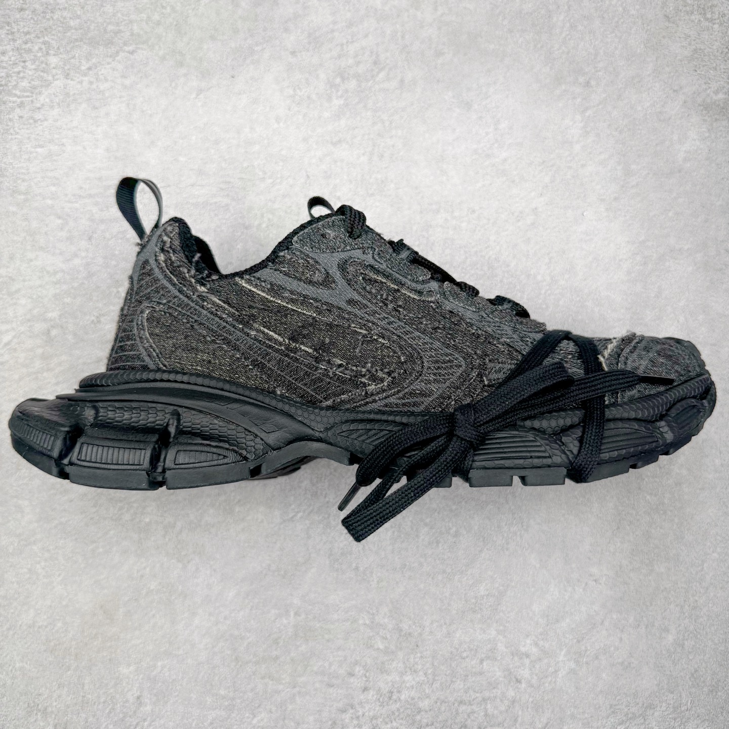 ＃VG零售版 BALENCIAGA 3XL Sneakers 巴黎世家十代网布系带低帮走秀复古老爹鞋 全套原纸板楦头开发 最原汁原味的灵魂版型 全鞋荧光划线卡点 胶水把控整洁度追求极致完美 每一双都是工艺品 多重QC质检 超越公司货的品控标准 实实在在的免检产品 原盒原配 正确字体电绣 粗细、位置、大小正确 侧边TPU 透气孔匹配意产原版 正确分离大底 TPU软底 原版一致大底LOGO 立体感十足 原厂皮料水洗做旧 采购原厂网纱 不含皮革 网布材料和聚氨酯 磨损效果 鞋头边缘和后帮 Balenciaga 徽标 鞋面和后跟凸印尺码 鞋舌 3XL 橡胶品牌标识和反光细节 鞋帮拉袢和鞋舌拉祥 配反光细节 备用鞋带在鞋履前侧 可在穿着前取下 便于不同造型搭配 正常尺码 尺码：35 36 37 38 39 40 41 42 43 44 45 46-选品中心