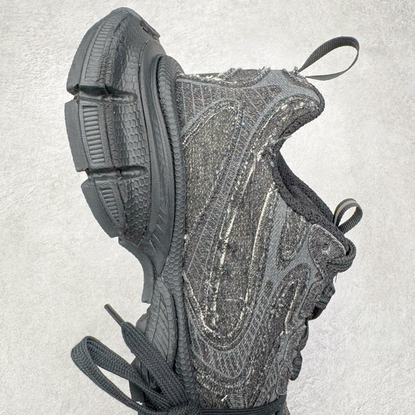 图片[6]-＃VG零售版 BALENCIAGA 3XL Sneakers 巴黎世家十代网布系带低帮走秀复古老爹鞋 全套原纸板楦头开发 最原汁原味的灵魂版型 全鞋荧光划线卡点 胶水把控整洁度追求极致完美 每一双都是工艺品 多重QC质检 超越公司货的品控标准 实实在在的免检产品 原盒原配 正确字体电绣 粗细、位置、大小正确 侧边TPU 透气孔匹配意产原版 正确分离大底 TPU软底 原版一致大底LOGO 立体感十足 原厂皮料水洗做旧 采购原厂网纱 不含皮革 网布材料和聚氨酯 磨损效果 鞋头边缘和后帮 Balenciaga 徽标 鞋面和后跟凸印尺码 鞋舌 3XL 橡胶品牌标识和反光细节 鞋帮拉袢和鞋舌拉祥 配反光细节 备用鞋带在鞋履前侧 可在穿着前取下 便于不同造型搭配 正常尺码 尺码：35 36 37 38 39 40 41 42 43 44 45 46-选品中心