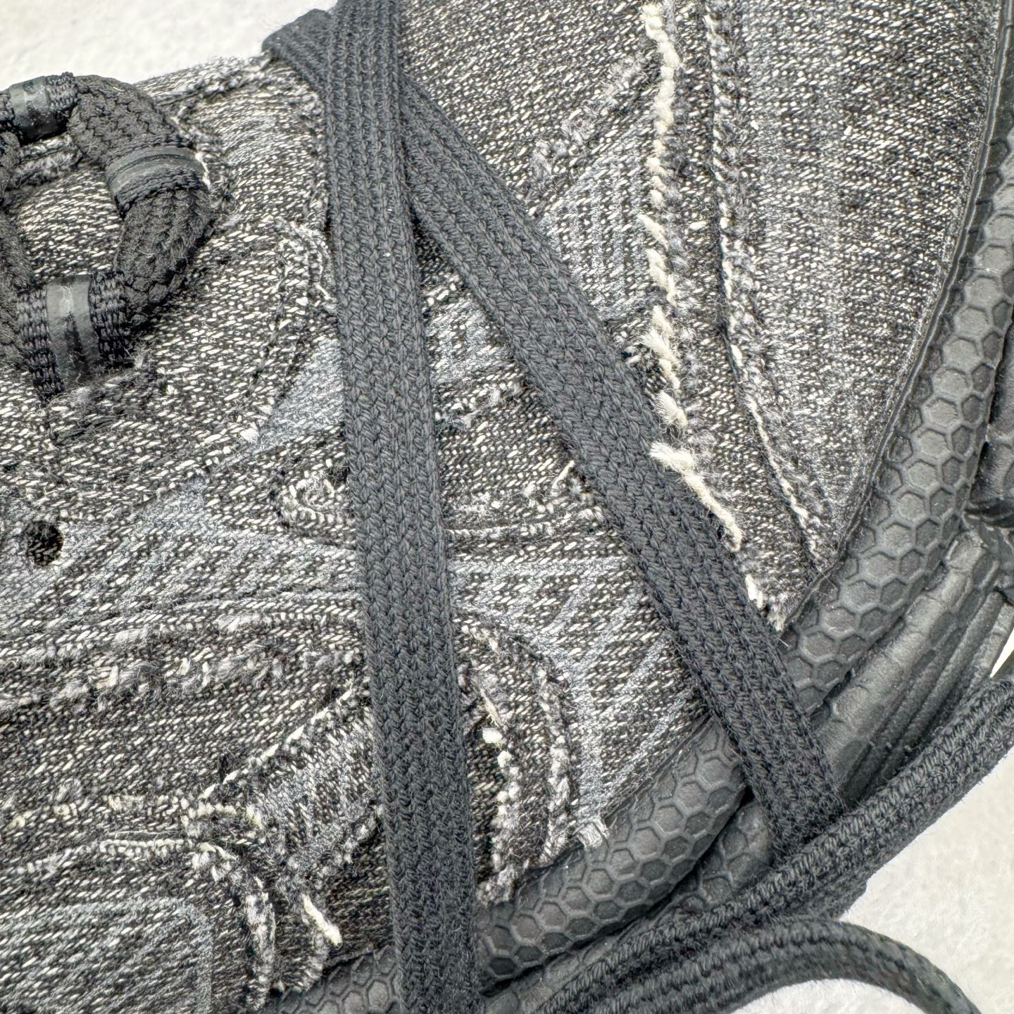 图片[17]-＃VG零售版 BALENCIAGA 3XL Sneakers 巴黎世家十代网布系带低帮走秀复古老爹鞋 全套原纸板楦头开发 最原汁原味的灵魂版型 全鞋荧光划线卡点 胶水把控整洁度追求极致完美 每一双都是工艺品 多重QC质检 超越公司货的品控标准 实实在在的免检产品 原盒原配 正确字体电绣 粗细、位置、大小正确 侧边TPU 透气孔匹配意产原版 正确分离大底 TPU软底 原版一致大底LOGO 立体感十足 原厂皮料水洗做旧 采购原厂网纱 不含皮革 网布材料和聚氨酯 磨损效果 鞋头边缘和后帮 Balenciaga 徽标 鞋面和后跟凸印尺码 鞋舌 3XL 橡胶品牌标识和反光细节 鞋帮拉袢和鞋舌拉祥 配反光细节 备用鞋带在鞋履前侧 可在穿着前取下 便于不同造型搭配 正常尺码 尺码：35 36 37 38 39 40 41 42 43 44 45 46-选品中心