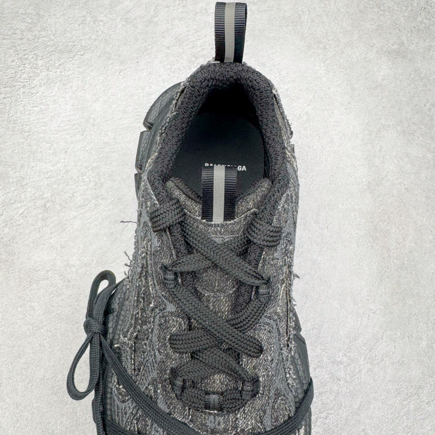 图片[5]-＃VG零售版 BALENCIAGA 3XL Sneakers 巴黎世家十代网布系带低帮走秀复古老爹鞋 全套原纸板楦头开发 最原汁原味的灵魂版型 全鞋荧光划线卡点 胶水把控整洁度追求极致完美 每一双都是工艺品 多重QC质检 超越公司货的品控标准 实实在在的免检产品 原盒原配 正确字体电绣 粗细、位置、大小正确 侧边TPU 透气孔匹配意产原版 正确分离大底 TPU软底 原版一致大底LOGO 立体感十足 原厂皮料水洗做旧 采购原厂网纱 不含皮革 网布材料和聚氨酯 磨损效果 鞋头边缘和后帮 Balenciaga 徽标 鞋面和后跟凸印尺码 鞋舌 3XL 橡胶品牌标识和反光细节 鞋帮拉袢和鞋舌拉祥 配反光细节 备用鞋带在鞋履前侧 可在穿着前取下 便于不同造型搭配 正常尺码 尺码：35 36 37 38 39 40 41 42 43 44 45 46-选品中心