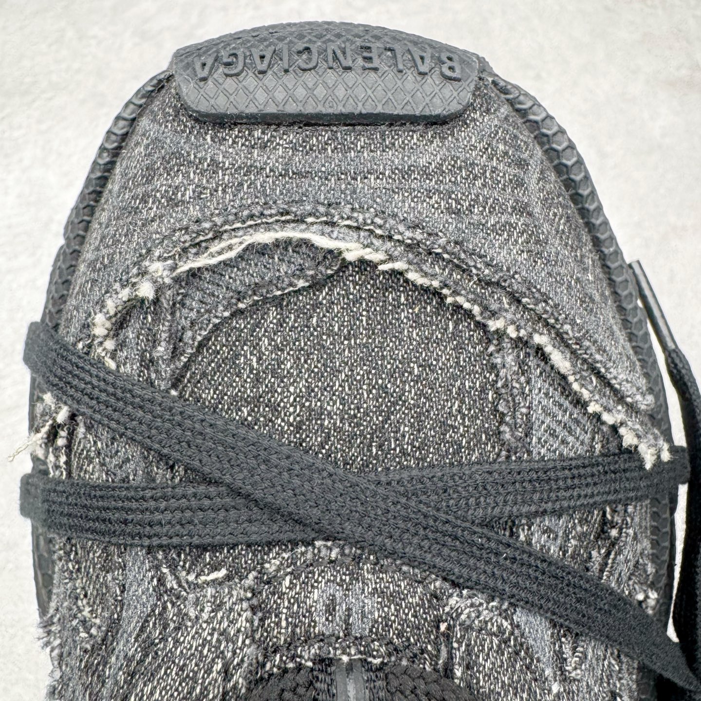 图片[16]-＃VG零售版 BALENCIAGA 3XL Sneakers 巴黎世家十代网布系带低帮走秀复古老爹鞋 全套原纸板楦头开发 最原汁原味的灵魂版型 全鞋荧光划线卡点 胶水把控整洁度追求极致完美 每一双都是工艺品 多重QC质检 超越公司货的品控标准 实实在在的免检产品 原盒原配 正确字体电绣 粗细、位置、大小正确 侧边TPU 透气孔匹配意产原版 正确分离大底 TPU软底 原版一致大底LOGO 立体感十足 原厂皮料水洗做旧 采购原厂网纱 不含皮革 网布材料和聚氨酯 磨损效果 鞋头边缘和后帮 Balenciaga 徽标 鞋面和后跟凸印尺码 鞋舌 3XL 橡胶品牌标识和反光细节 鞋帮拉袢和鞋舌拉祥 配反光细节 备用鞋带在鞋履前侧 可在穿着前取下 便于不同造型搭配 正常尺码 尺码：35 36 37 38 39 40 41 42 43 44 45 46-选品中心