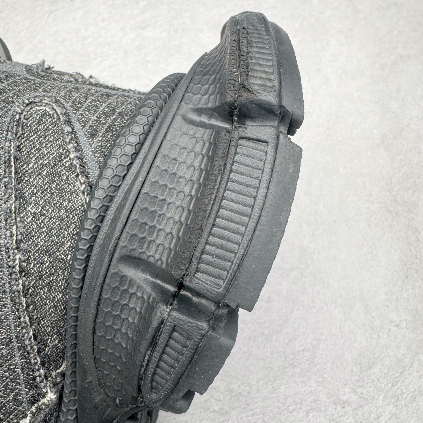 图片[13]-＃VG零售版 BALENCIAGA 3XL Sneakers 巴黎世家十代网布系带低帮走秀复古老爹鞋 全套原纸板楦头开发 最原汁原味的灵魂版型 全鞋荧光划线卡点 胶水把控整洁度追求极致完美 每一双都是工艺品 多重QC质检 超越公司货的品控标准 实实在在的免检产品 原盒原配 正确字体电绣 粗细、位置、大小正确 侧边TPU 透气孔匹配意产原版 正确分离大底 TPU软底 原版一致大底LOGO 立体感十足 原厂皮料水洗做旧 采购原厂网纱 不含皮革 网布材料和聚氨酯 磨损效果 鞋头边缘和后帮 Balenciaga 徽标 鞋面和后跟凸印尺码 鞋舌 3XL 橡胶品牌标识和反光细节 鞋帮拉袢和鞋舌拉祥 配反光细节 备用鞋带在鞋履前侧 可在穿着前取下 便于不同造型搭配 正常尺码 尺码：35 36 37 38 39 40 41 42 43 44 45 46-选品中心