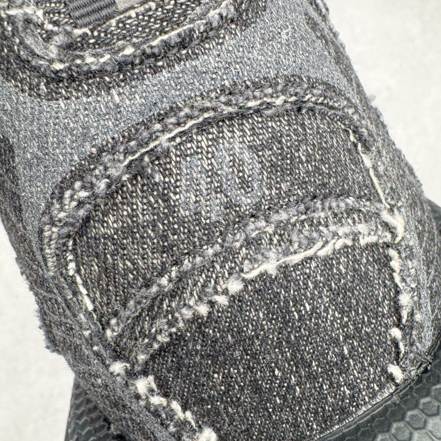 图片[11]-＃VG零售版 BALENCIAGA 3XL Sneakers 巴黎世家十代网布系带低帮走秀复古老爹鞋 全套原纸板楦头开发 最原汁原味的灵魂版型 全鞋荧光划线卡点 胶水把控整洁度追求极致完美 每一双都是工艺品 多重QC质检 超越公司货的品控标准 实实在在的免检产品 原盒原配 正确字体电绣 粗细、位置、大小正确 侧边TPU 透气孔匹配意产原版 正确分离大底 TPU软底 原版一致大底LOGO 立体感十足 原厂皮料水洗做旧 采购原厂网纱 不含皮革 网布材料和聚氨酯 磨损效果 鞋头边缘和后帮 Balenciaga 徽标 鞋面和后跟凸印尺码 鞋舌 3XL 橡胶品牌标识和反光细节 鞋帮拉袢和鞋舌拉祥 配反光细节 备用鞋带在鞋履前侧 可在穿着前取下 便于不同造型搭配 正常尺码 尺码：35 36 37 38 39 40 41 42 43 44 45 46-选品中心