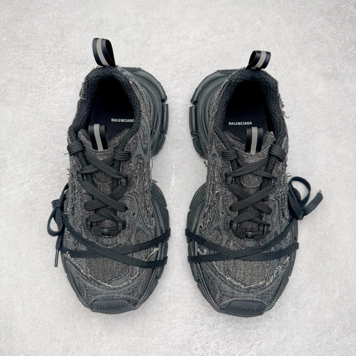 图片[2]-＃VG零售版 BALENCIAGA 3XL Sneakers 巴黎世家十代网布系带低帮走秀复古老爹鞋 全套原纸板楦头开发 最原汁原味的灵魂版型 全鞋荧光划线卡点 胶水把控整洁度追求极致完美 每一双都是工艺品 多重QC质检 超越公司货的品控标准 实实在在的免检产品 原盒原配 正确字体电绣 粗细、位置、大小正确 侧边TPU 透气孔匹配意产原版 正确分离大底 TPU软底 原版一致大底LOGO 立体感十足 原厂皮料水洗做旧 采购原厂网纱 不含皮革 网布材料和聚氨酯 磨损效果 鞋头边缘和后帮 Balenciaga 徽标 鞋面和后跟凸印尺码 鞋舌 3XL 橡胶品牌标识和反光细节 鞋帮拉袢和鞋舌拉祥 配反光细节 备用鞋带在鞋履前侧 可在穿着前取下 便于不同造型搭配 正常尺码 尺码：35 36 37 38 39 40 41 42 43 44 45 46-选品中心