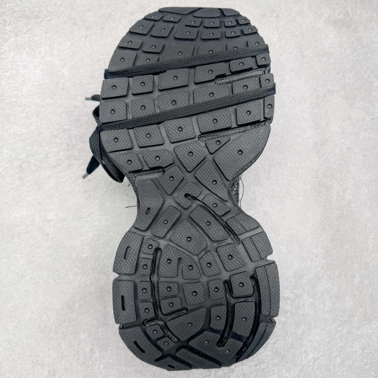 图片[9]-＃VG零售版 BALENCIAGA 3XL Sneakers 巴黎世家十代网布系带低帮走秀复古老爹鞋 全套原纸板楦头开发 最原汁原味的灵魂版型 全鞋荧光划线卡点 胶水把控整洁度追求极致完美 每一双都是工艺品 多重QC质检 超越公司货的品控标准 实实在在的免检产品 原盒原配 正确字体电绣 粗细、位置、大小正确 侧边TPU 透气孔匹配意产原版 正确分离大底 TPU软底 原版一致大底LOGO 立体感十足 原厂皮料水洗做旧 采购原厂网纱 不含皮革 网布材料和聚氨酯 磨损效果 鞋头边缘和后帮 Balenciaga 徽标 鞋面和后跟凸印尺码 鞋舌 3XL 橡胶品牌标识和反光细节 鞋帮拉袢和鞋舌拉祥 配反光细节 备用鞋带在鞋履前侧 可在穿着前取下 便于不同造型搭配 正常尺码 尺码：35 36 37 38 39 40 41 42 43 44 45 46-选品中心