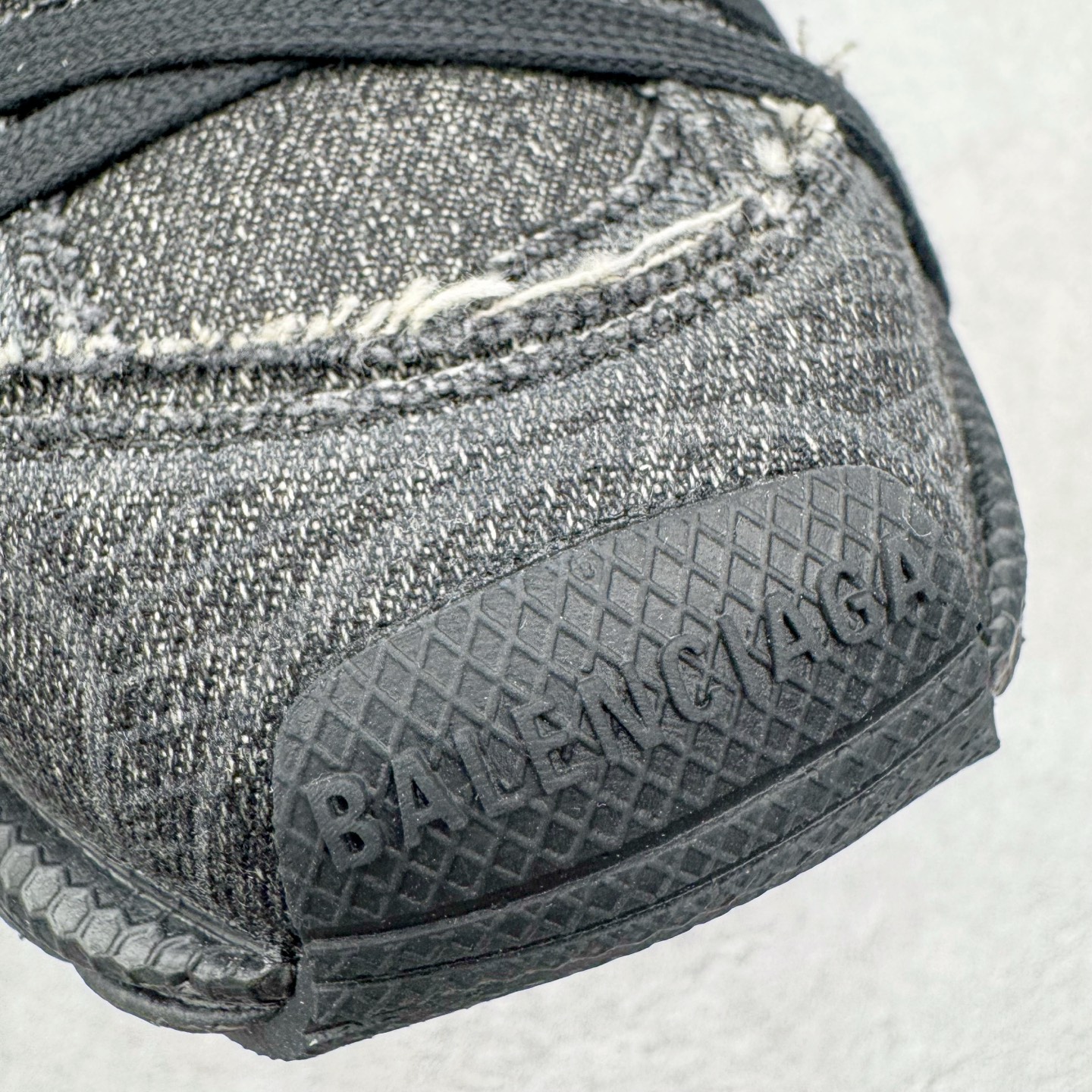 图片[15]-＃VG零售版 BALENCIAGA 3XL Sneakers 巴黎世家十代网布系带低帮走秀复古老爹鞋 全套原纸板楦头开发 最原汁原味的灵魂版型 全鞋荧光划线卡点 胶水把控整洁度追求极致完美 每一双都是工艺品 多重QC质检 超越公司货的品控标准 实实在在的免检产品 原盒原配 正确字体电绣 粗细、位置、大小正确 侧边TPU 透气孔匹配意产原版 正确分离大底 TPU软底 原版一致大底LOGO 立体感十足 原厂皮料水洗做旧 采购原厂网纱 不含皮革 网布材料和聚氨酯 磨损效果 鞋头边缘和后帮 Balenciaga 徽标 鞋面和后跟凸印尺码 鞋舌 3XL 橡胶品牌标识和反光细节 鞋帮拉袢和鞋舌拉祥 配反光细节 备用鞋带在鞋履前侧 可在穿着前取下 便于不同造型搭配 正常尺码 尺码：35 36 37 38 39 40 41 42 43 44 45 46-选品中心