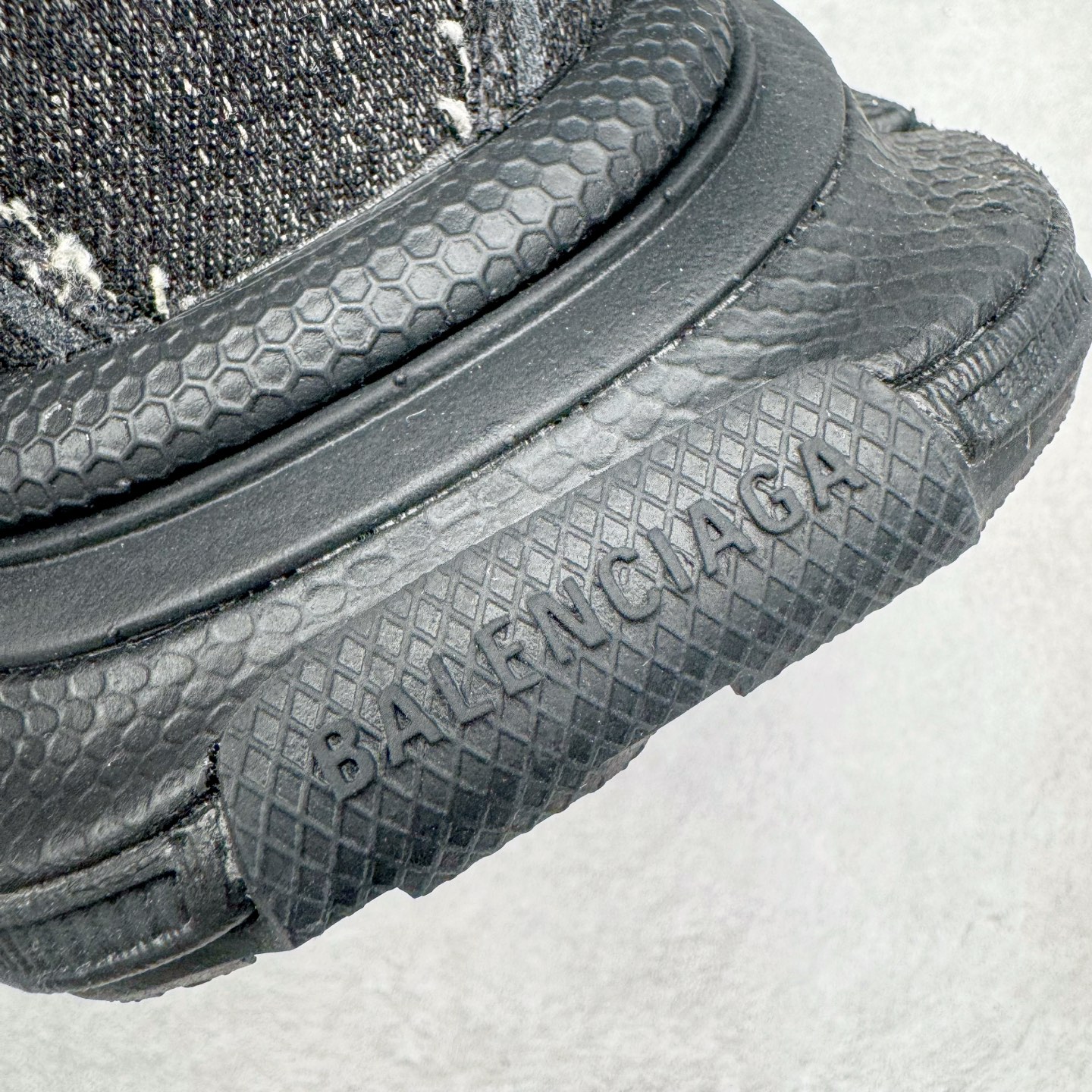 图片[12]-＃VG零售版 BALENCIAGA 3XL Sneakers 巴黎世家十代网布系带低帮走秀复古老爹鞋 全套原纸板楦头开发 最原汁原味的灵魂版型 全鞋荧光划线卡点 胶水把控整洁度追求极致完美 每一双都是工艺品 多重QC质检 超越公司货的品控标准 实实在在的免检产品 原盒原配 正确字体电绣 粗细、位置、大小正确 侧边TPU 透气孔匹配意产原版 正确分离大底 TPU软底 原版一致大底LOGO 立体感十足 原厂皮料水洗做旧 采购原厂网纱 不含皮革 网布材料和聚氨酯 磨损效果 鞋头边缘和后帮 Balenciaga 徽标 鞋面和后跟凸印尺码 鞋舌 3XL 橡胶品牌标识和反光细节 鞋帮拉袢和鞋舌拉祥 配反光细节 备用鞋带在鞋履前侧 可在穿着前取下 便于不同造型搭配 正常尺码 尺码：35 36 37 38 39 40 41 42 43 44 45 46-选品中心