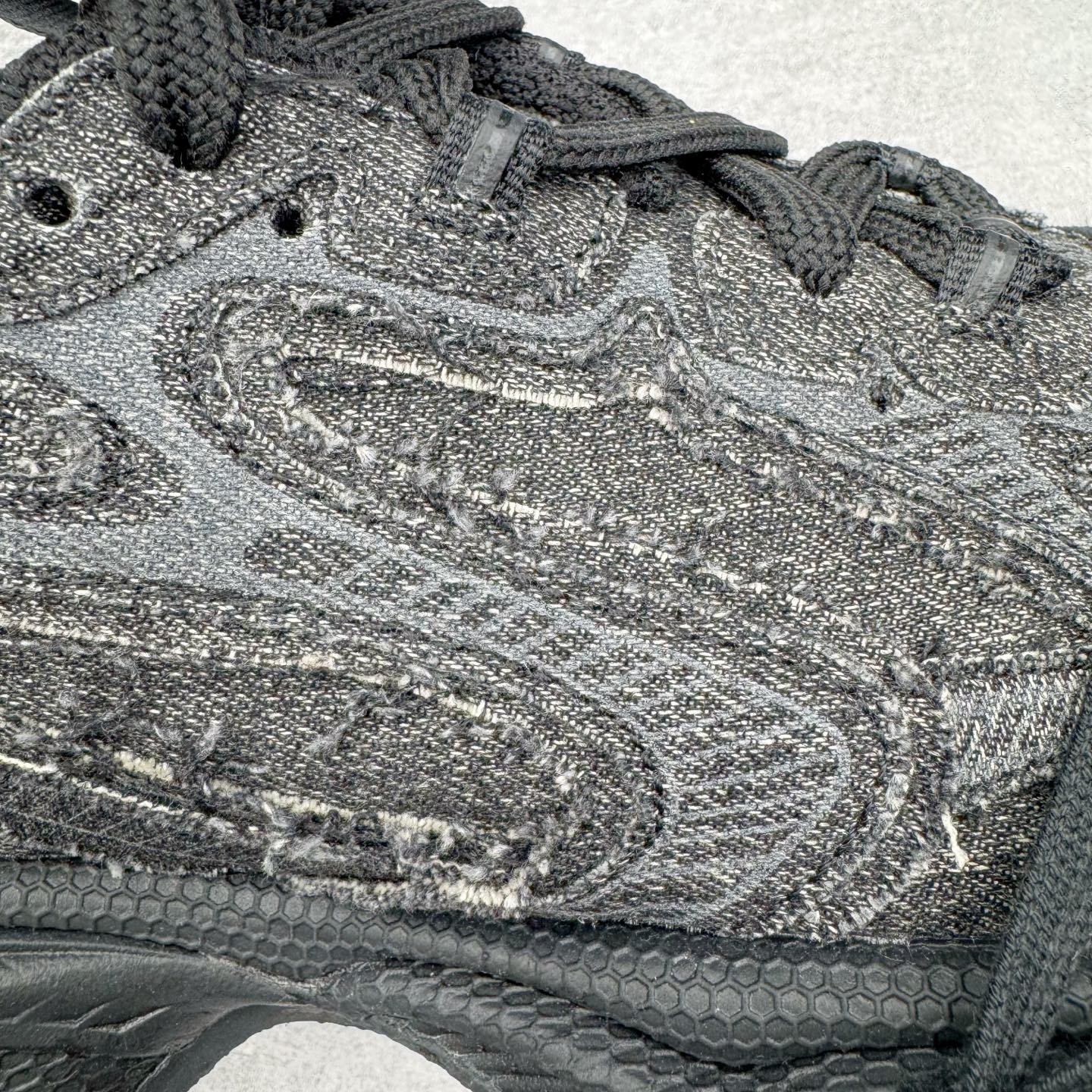 图片[18]-＃VG零售版 BALENCIAGA 3XL Sneakers 巴黎世家十代网布系带低帮走秀复古老爹鞋 全套原纸板楦头开发 最原汁原味的灵魂版型 全鞋荧光划线卡点 胶水把控整洁度追求极致完美 每一双都是工艺品 多重QC质检 超越公司货的品控标准 实实在在的免检产品 原盒原配 正确字体电绣 粗细、位置、大小正确 侧边TPU 透气孔匹配意产原版 正确分离大底 TPU软底 原版一致大底LOGO 立体感十足 原厂皮料水洗做旧 采购原厂网纱 不含皮革 网布材料和聚氨酯 磨损效果 鞋头边缘和后帮 Balenciaga 徽标 鞋面和后跟凸印尺码 鞋舌 3XL 橡胶品牌标识和反光细节 鞋帮拉袢和鞋舌拉祥 配反光细节 备用鞋带在鞋履前侧 可在穿着前取下 便于不同造型搭配 正常尺码 尺码：35 36 37 38 39 40 41 42 43 44 45 46-选品中心