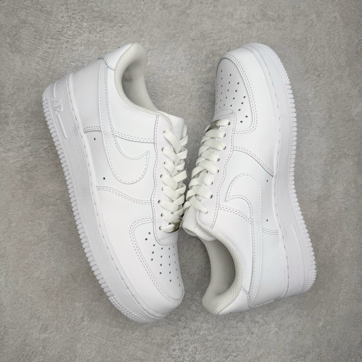 图片[3]-＃奥莱Zp订单福利 NK Air Force 1´07 Low 空军一号低帮百搭休闲运动板鞋 纯白 CW2288-111 独家渠道 市面未流通批次 奥莱直播间499 599一样的东西 碾压市面现存所有版本 公司一样的东西 超值回馈 帮你省钱 支持各种鉴定 柔软、弹性十足的缓震性能和出色的中底设计 横跨复古与现代的外型结合 造就出风靡全球三十多年的Force 1 直到今天还深受青睐 尺码：35.5 36 36.5 37.5 38 38.5 39 40 40.5 41 42 42.5 43 44 44.5 45 46-选品中心
