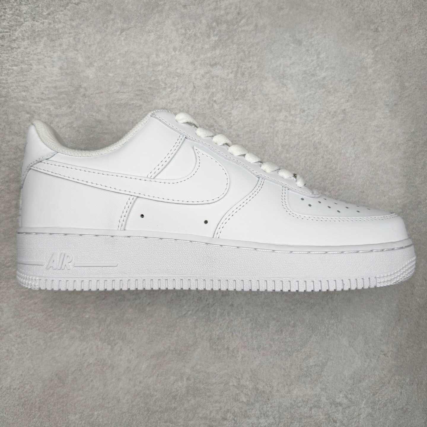 ＃奥莱Zp订单福利 NK Air Force 1´07 Low 空军一号低帮百搭休闲运动板鞋 纯白 CW2288-111 独家渠道 市面未流通批次 奥莱直播间499 599一样的东西 碾压市面现存所有版本 公司一样的东西 超值回馈 帮你省钱 支持各种鉴定 柔软、弹性十足的缓震性能和出色的中底设计 横跨复古与现代的外型结合 造就出风靡全球三十多年的Force 1 直到今天还深受青睐 尺码：35.5 36 36.5 37.5 38 38.5 39 40 40.5 41 42 42.5 43 44 44.5 45 46-选品中心