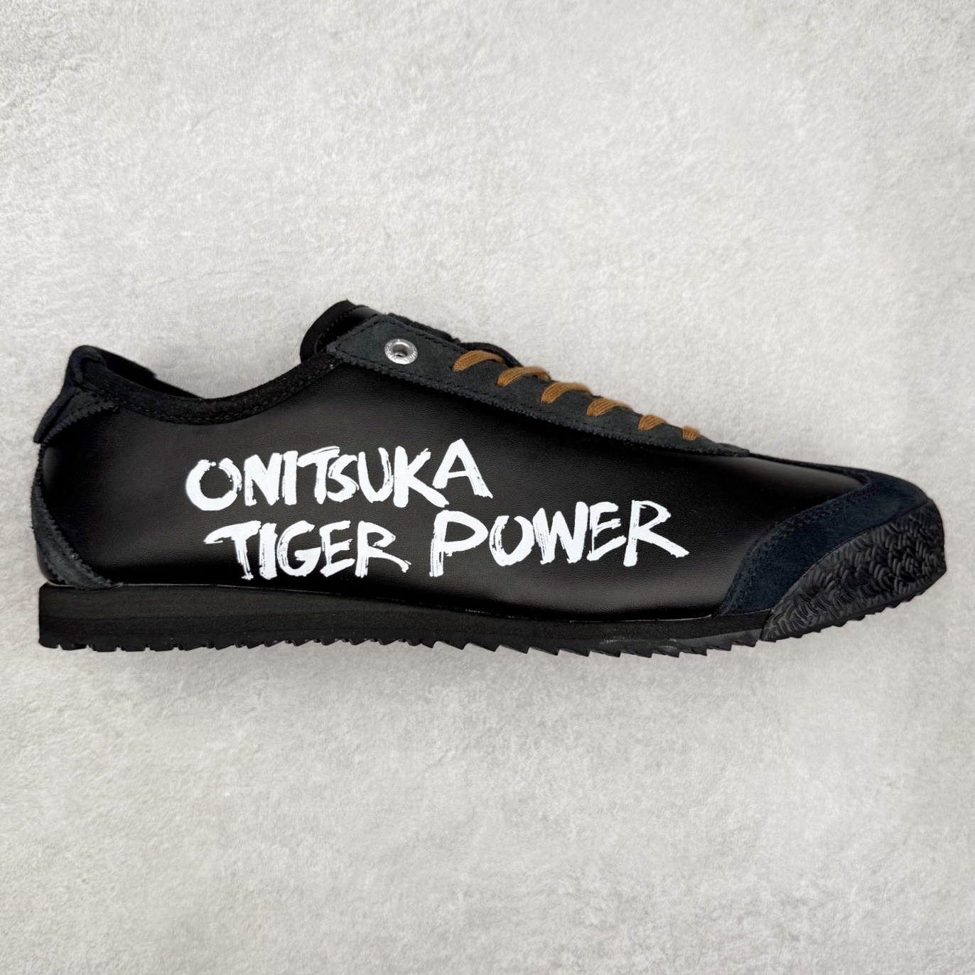 ＃C版 Asics Onitsuka Tiger MEXICO 66 亚瑟士鬼冢虎复古经典板鞋 市场王者选手 海外订单工厂出品 长期生产补货永不断码 超成熟稳定的做工品控 原装全套纸板楦头开发 原汁原味 完美呈现版型 私模正确鞋底咬花纹路 一比一鞋头弧度高度鞋身弧度 绝不口嗨 细节品控鞋型随意秒杀市面 原档咬花纹路私模大底 一个单元有六个三角形 总体形拼接呈现花瓣状 官方四联吊牌 原装Ortholite轻量化鞋垫 原盒原配 质保卡 说明书 钢印防尘纸 纸板中底带钢印 乳胶组合鞋垫 支持全方位的对比专柜 产品从款式颜色造型上体现出追求舒适和细节的完美 鞋类更是推崇手工制作的严谨与完美 融舒适性与可穿性的设计风格 注重细节的完美和别致魅力 既保持稳重 又不失轻松的时尚感 尺码：36 37 37.5 38 39 39.5 40 40.5 41.5 42 42.5 43.5 44 45-选品中心