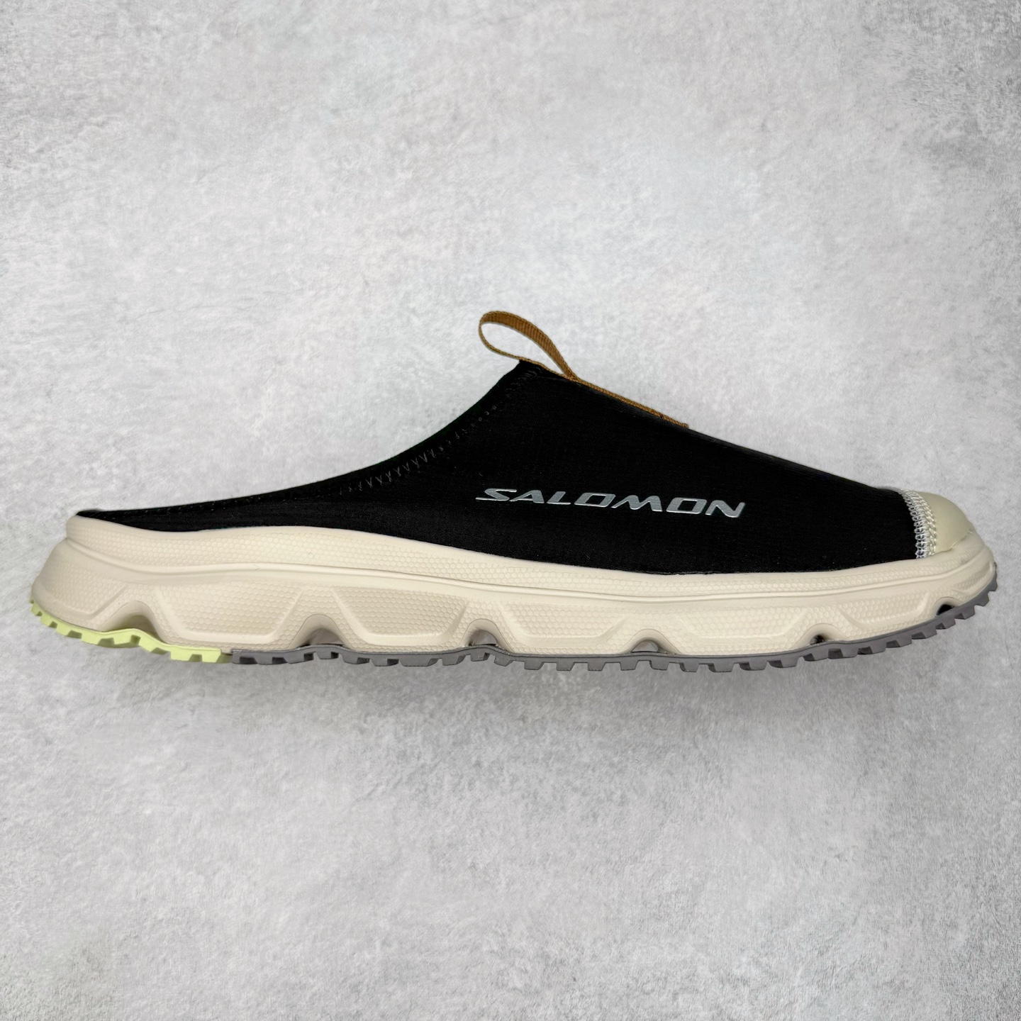 ＃HP SALOMON萨洛蒙 RX Slide 3.0 CANVAS 舒适柔软 防滑包头拖鞋 男女同款 SALOMON诞生于1947年的法国阿尔卑斯山区，全球知名的户外运动品牌。一直致力于推动滑雪、越野跑等山地运动的发展及产品的进步。其产品设计致力于追求创新和发掘产品的性能极限，帮助喜欢自由的人在山地间不断挑战自我。实拍调校N版已经零色差零失真 百分百还原实物色彩所见即所得 不存在货不对板色差等低级问题 选购参考实物拍摄 不混卖不参货 只用心做好货严格选品 承诺混一赔十 尺码：36 36.5 37.5 38 38.5 39 40 40.5 41 42 42.5 43 44 44.5 45-选品中心