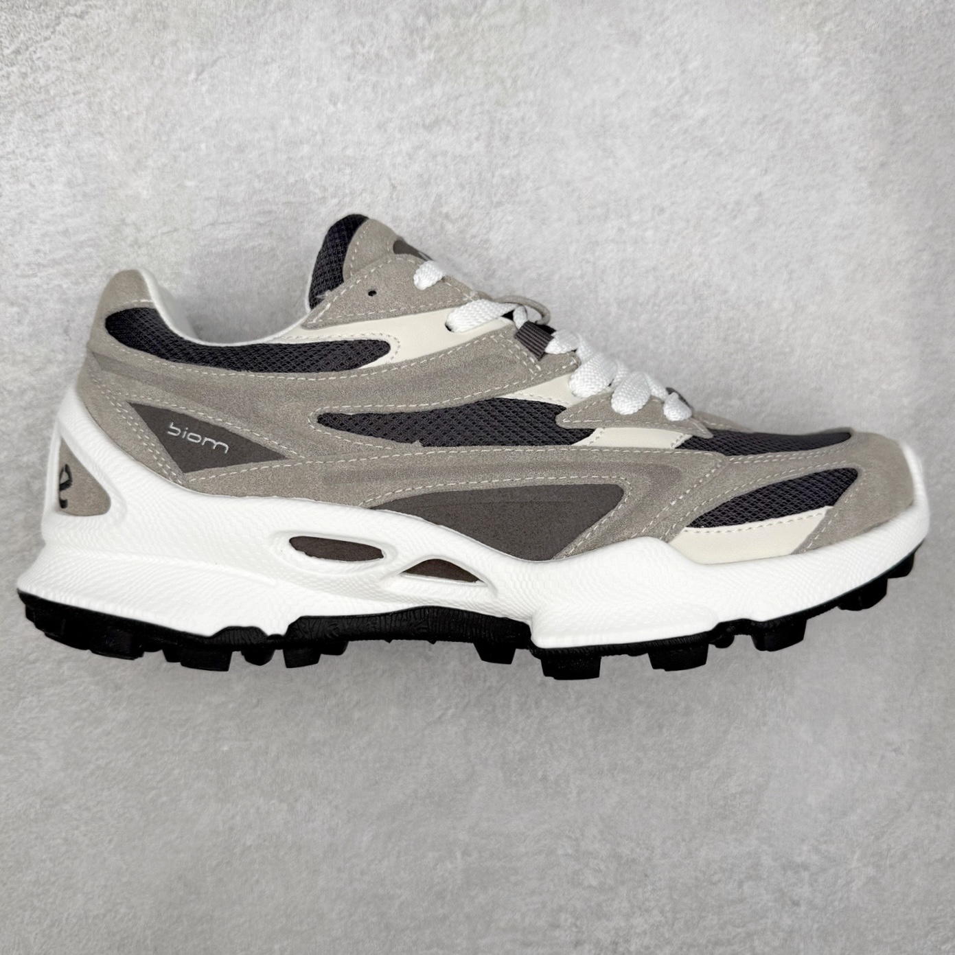 ECCO爱步 Biom C Trail 皮革圆头厚底系带低帮生活休闲鞋 ECCO以三大核心特征为依托：北欧设计风格、鞋履制作、积极的生活方式。北欧设计风格：北欧设计特点是独特、有格调、实用和简约，并且品质优良。鞋履制作：ECCO钟爱鞋履制作以及一切与鞋履制作相关的事物。积极的生活方式：ECCO的创始人希望制作出的鞋履无需磨合，即可完美贴合脚型，帮助人们享受行走的乐趣。ECCO的成功源自其产品质量和创新的技术水平，恪守“鞋遵循双足”的设计理念，将的舒适度和风格融为一体。ECCO跑遍全世界寻找创新的原料。从制革制鞋一体化的设置，源头上控制皮革质量，确保对人体无害。 尺码：38 39 40 41 42 43 44 （皮鞋码）-选品中心