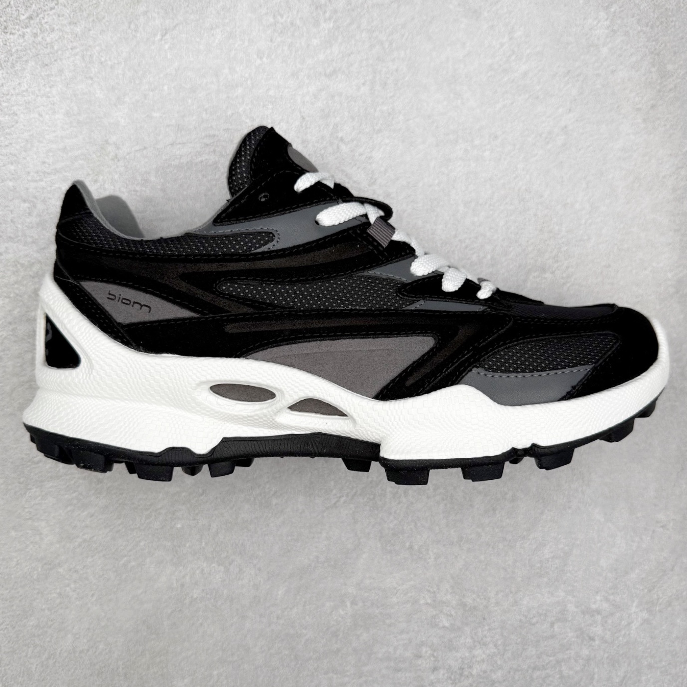 ECCO爱步 Biom C Trail 皮革圆头厚底系带低帮生活休闲鞋 ECCO以三大核心特征为依托：北欧设计风格、鞋履制作、积极的生活方式。北欧设计风格：北欧设计特点是独特、有格调、实用和简约，并且品质优良。鞋履制作：ECCO钟爱鞋履制作以及一切与鞋履制作相关的事物。积极的生活方式：ECCO的创始人希望制作出的鞋履无需磨合，即可完美贴合脚型，帮助人们享受行走的乐趣。ECCO的成功源自其产品质量和创新的技术水平，恪守“鞋遵循双足”的设计理念，将的舒适度和风格融为一体。ECCO跑遍全世界寻找创新的原料。从制革制鞋一体化的设置，源头上控制皮革质量，确保对人体无害。 尺码：38 39 40 41 42 43 44 （皮鞋码）-选品中心