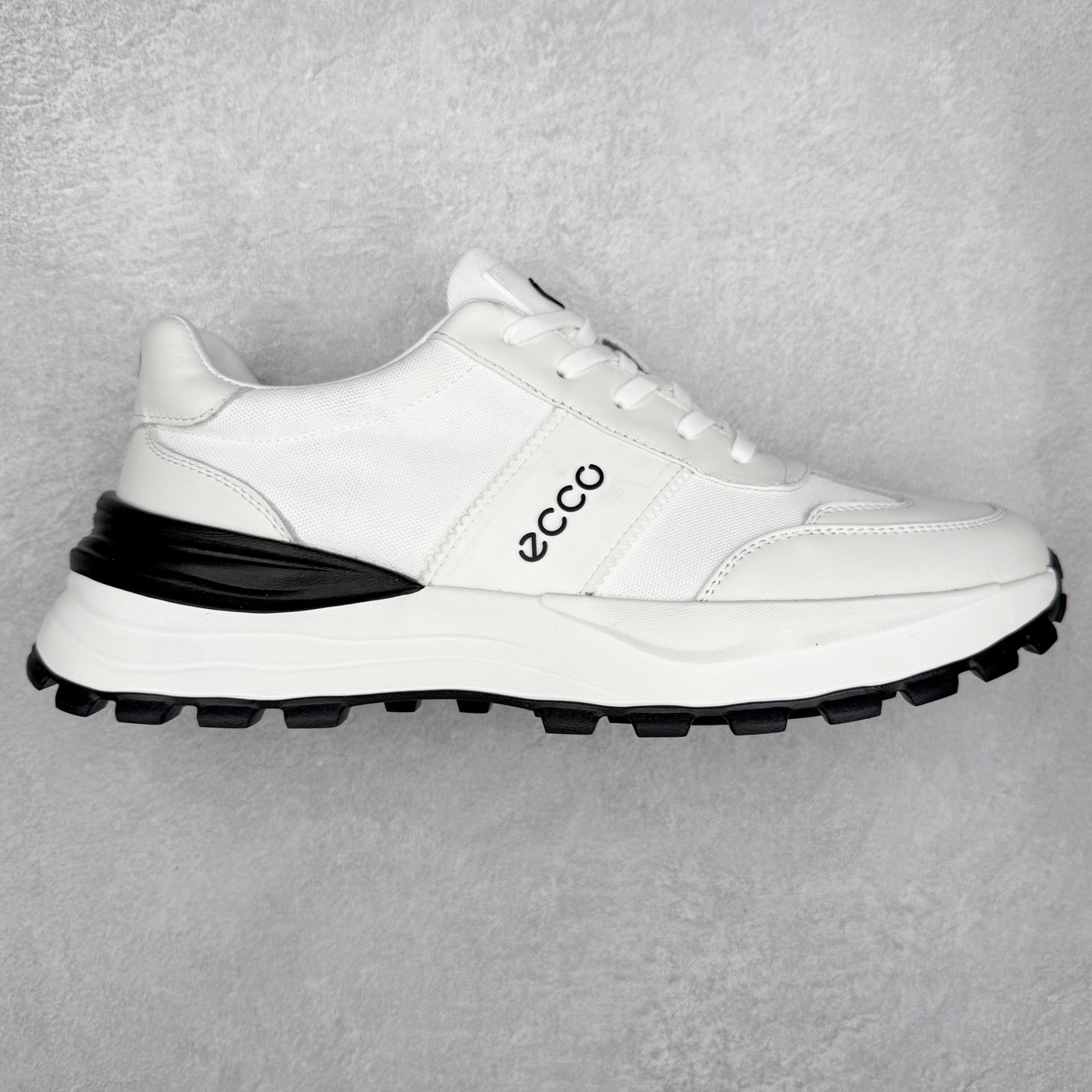 ECCO爱步牛皮轻盈舒适百搭耐磨低帮生活休闲鞋 ECCO以三大核心特征为依托：北欧设计风格、鞋履制作、积极的生活方式。北欧设计风格：北欧设计特点是独特、有格调、实用和简约，并且品质优良。鞋履制作：ECCO钟爱鞋履制作以及一切与鞋履制作相关的事物。积极的生活方式：ECCO的创始人希望制作出的鞋履无需磨合，即可完美贴合脚型，帮助人们享受行走的乐趣。ECCO的成功源自其产品质量和创新的技术水平，恪守“鞋遵循双足”的设计理念，将的舒适度和风格融为一体。ECCO跑遍全世界寻找创新的原料。从制革制鞋一体化的设置，源头上控制皮革质量，确保对人体无害。 尺码：38 39 40 41 42 43 44 （皮鞋码）-选品中心