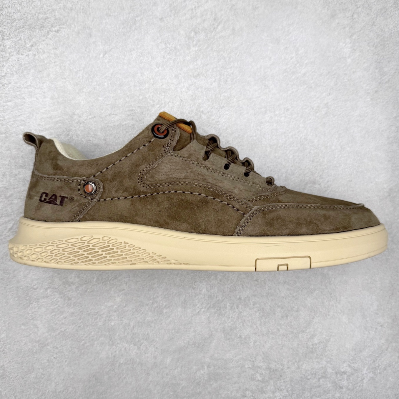 CAT/卡特 硬汉推土机品牌 Tramp Hike Low 户外休闲低帮男鞋 广东中山代工厂原产楦型 台产耐磨麂皮材质# 手工缝线固特异缝制工艺# 轻量柔韧橡胶防滑大底# 正确原盒包装吊牌# 完全还原ZP工艺❗徒步旅行者百搭休闲旅游休闲鞋 全套官网统一包装 今年秋冬季休闲户外专用 日常随意搭配 型男必备 尺码:39 40 41 42 43 44 注意:比运动鞋偏大一码-选品中心