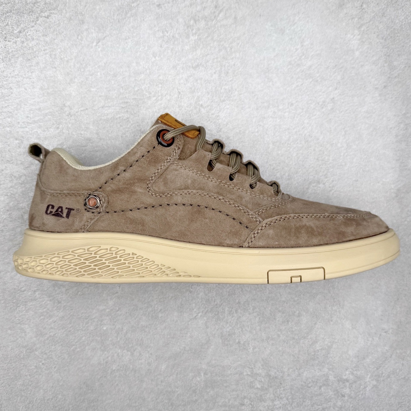 CAT/卡特 硬汉推土机品牌 Tramp Hike Low 户外休闲低帮男鞋 广东中山代工厂原产楦型 台产耐磨麂皮材质# 手工缝线固特异缝制工艺# 轻量柔韧橡胶防滑大底# 正确原盒包装吊牌# 完全还原ZP工艺❗徒步旅行者百搭休闲旅游休闲鞋 全套官网统一包装 今年秋冬季休闲户外专用 日常随意搭配 型男必备 尺码:39 40 41 42 43 44 注意:比运动鞋偏大一码-选品中心