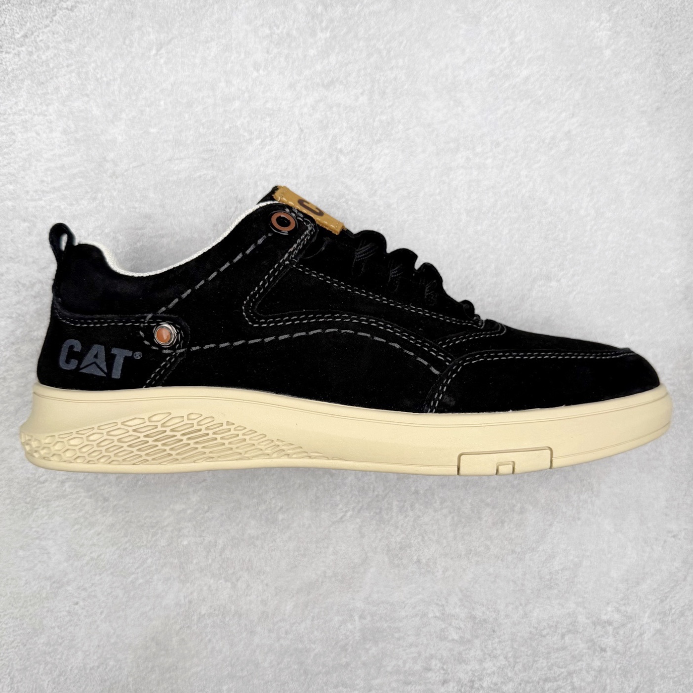 CAT/卡特 硬汉推土机品牌 Tramp Hike Low 户外休闲低帮男鞋 广东中山代工厂原产楦型 台产耐磨麂皮材质# 手工缝线固特异缝制工艺# 轻量柔韧橡胶防滑大底# 正确原盒包装吊牌# 完全还原ZP工艺❗徒步旅行者百搭休闲旅游休闲鞋 全套官网统一包装 今年秋冬季休闲户外专用 日常随意搭配 型男必备 尺码:39 40 41 42 43 44 注意:比运动鞋偏大一码-选品中心