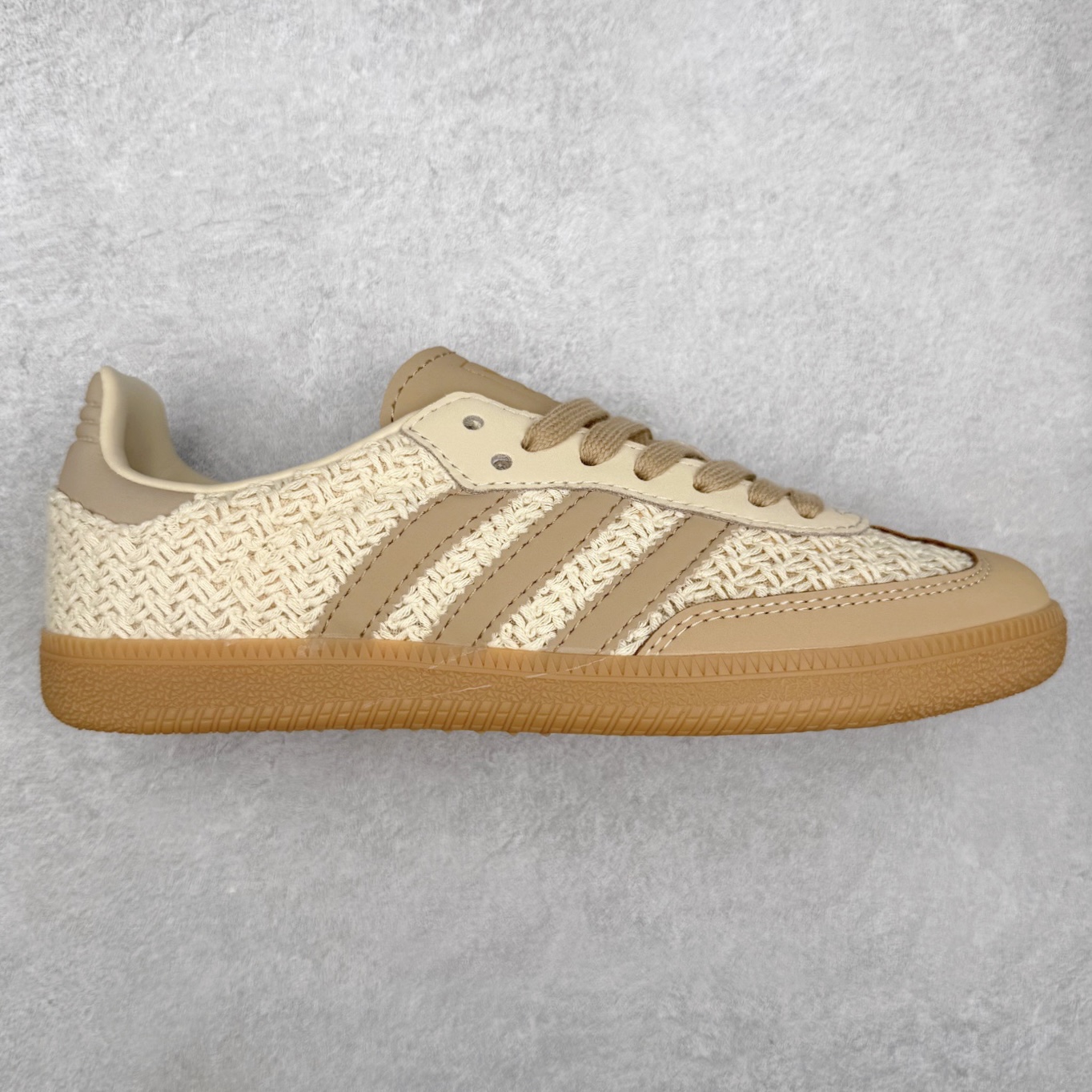 AD Original Samba OG 复古经典轻便板鞋 JR9446 口碑大厂出品 品控大底版型不断改良更新 全套原纸板楦头开发 确保原汁原味 完美呈现桑巴版型 一比一鞋头弧度高度鞋身弧度 此版本只针对中端市场 皮料材质有所更替 其他数据细节工艺流程均保持一致 绝不口嗨 细节品控鞋型随意对比 正确烫金高频细节 原装纳米超迁皮料 独家私模橡胶大底 原盒原配 这款桑巴鞋展示了高质量的工艺 带有装饰的超锁缝制和无缝的手感 柔软、柔软的皮革造型和标志性的3条纹完成了精致的外观 正规合身鞋带 鞋面上有绒面鞋垫 橡胶鞋底 享受正畸套筒软感 自50年代首次亮相以来就一直在赢得粉丝的青睐 尺码：35.5 36 36.5 37.5 38 38.5 39 40 40.5 41 42 42.5 43 44 44.5 45-选品中心