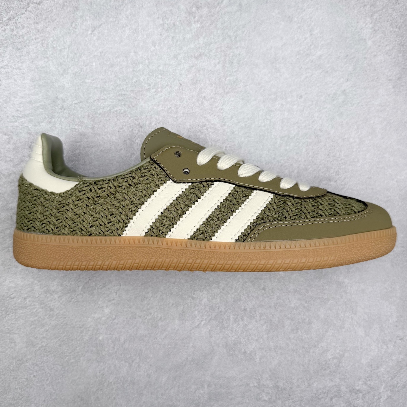 AD Original Samba OG 复古经典轻便板鞋 JR9447 口碑大厂出品 品控大底版型不断改良更新 全套原纸板楦头开发 确保原汁原味 完美呈现桑巴版型 一比一鞋头弧度高度鞋身弧度 此版本只针对中端市场 皮料材质有所更替 其他数据细节工艺流程均保持一致 绝不口嗨 细节品控鞋型随意对比 正确烫金高频细节 原装纳米超迁皮料 独家私模橡胶大底 原盒原配 这款桑巴鞋展示了高质量的工艺 带有装饰的超锁缝制和无缝的手感 柔软、柔软的皮革造型和标志性的3条纹完成了精致的外观 正规合身鞋带 鞋面上有绒面鞋垫 橡胶鞋底 享受正畸套筒软感 自50年代首次亮相以来就一直在赢得粉丝的青睐 尺码：35.5 36 36.5 37.5 38 38.5 39 40 40.5 41 42 42.5 43 44 44.5 45-选品中心