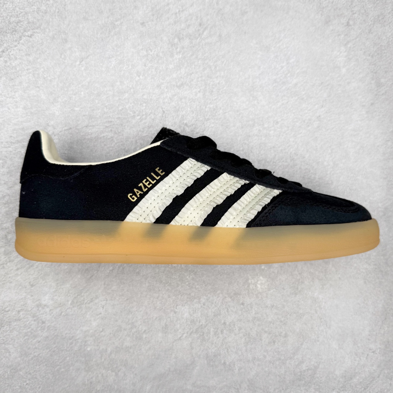 AD Gazelle Indoor Trainers 羚羊内训系列低帮复古百搭休闲运动德训风板鞋 JS1412 90年代经典的复刻版！自60年代以足球训练鞋面世以来,Gazelle就以其经典设计席卷全球。1991年版本的复刻,再造经典Gazelle。采用皮革打造,搭配浊色细节,让这款经典更加简约。尺码：36 36⅔ 37⅓ 38 38⅔ 39⅓ 40 40⅔ 41⅓ 42 42⅔ 43⅓ 44⅓ 44⅔ 45-选品中心