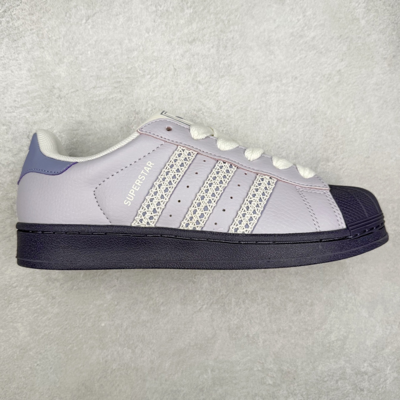 AD Originals Superstar 经典复古贝壳头板鞋 KJ4210 诞生于1969年 是第一双将全皮面鞋 身与橡胶鞋头结合在一起的低帮篮球鞋 Superstar最开始 是作为高帮篮球鞋Pro Model的低帮版本而出现的 但因为其独特和醒目的橡胶鞋头造型而让大家熟知 被大家形象地称为\\\”shelltoe\\\”贝壳头 在70年代的美国职业篮球场上 接近3/4的NBA球员都将这双Superstar作为场上用鞋 80年代之后 经过不断的改良和发展 Superstar逐渐成为横跨时装、音乐、街头文化、休闲和运动等各大领域的时尚潮鞋 尺码：36 36.5 37 38 38.5 39 40 40.5 41 42 42.5 43 44 44.5 45-选品中心