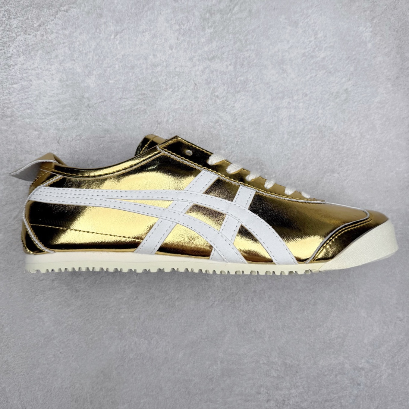 ＃C版 Asics Onitsuka Tiger MEXICO 66 亚瑟士鬼冢虎复古经典板鞋 市场王者选手 海外订单工厂出品 长期生产补货永不断码 超成熟稳定的做工品控 原装全套纸板楦头开发 原汁原味 完美呈现版型 私模正确鞋底咬花纹路 一比一鞋头弧度高度鞋身弧度 绝不口嗨 细节品控鞋型随意秒杀市面 原档咬花纹路私模大底 一个单元有六个三角形 总体形拼接呈现花瓣状 官方四联吊牌 原装Ortholite轻量化鞋垫 原盒原配 质保卡 说明书 钢印防尘纸 纸板中底带钢印 乳胶组合鞋垫 支持全方位的对比专柜 产品从款式颜色造型上体现出追求舒适和细节的完美 鞋类更是推崇手工制作的严谨与完美 融舒适性与可穿性的设计风格 注重细节的完美和别致魅力 既保持稳重 又不失轻松的时尚感 尺码：36 37 37.5 38 39 39.5 40 40.5 41.5 42 42.5 43.5 44 45-选品中心