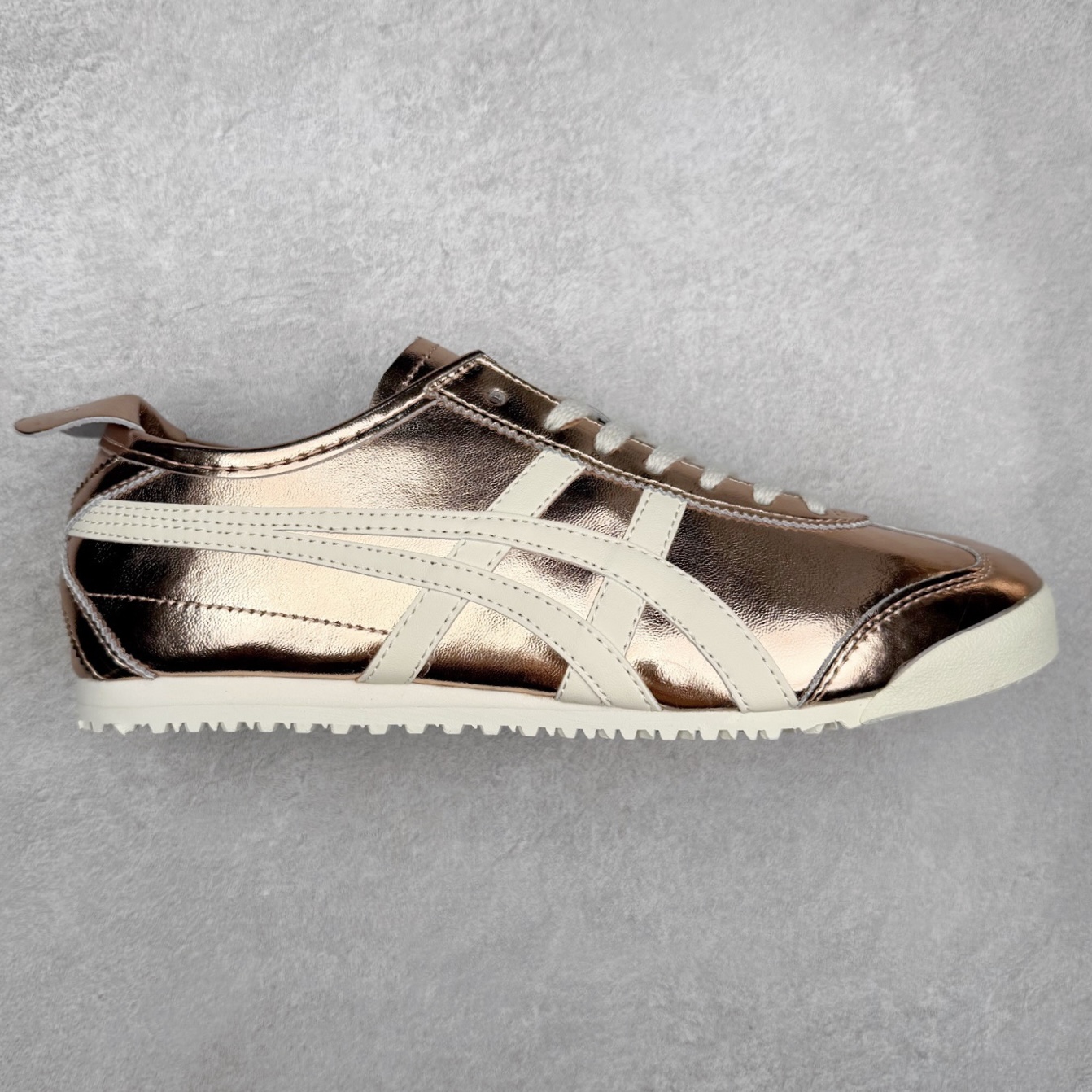 ＃C版 Asics Onitsuka Tiger MEXICO 66 亚瑟士鬼冢虎复古经典板鞋 市场王者选手 海外订单工厂出品 长期生产补货永不断码 超成熟稳定的做工品控 原装全套纸板楦头开发 原汁原味 完美呈现版型 私模正确鞋底咬花纹路 一比一鞋头弧度高度鞋身弧度 绝不口嗨 细节品控鞋型随意秒杀市面 原档咬花纹路私模大底 一个单元有六个三角形 总体形拼接呈现花瓣状 官方四联吊牌 原装Ortholite轻量化鞋垫 原盒原配 质保卡 说明书 钢印防尘纸 纸板中底带钢印 乳胶组合鞋垫 支持全方位的对比专柜 产品从款式颜色造型上体现出追求舒适和细节的完美 鞋类更是推崇手工制作的严谨与完美 融舒适性与可穿性的设计风格 注重细节的完美和别致魅力 既保持稳重 又不失轻松的时尚感 尺码：36 37 37.5 38 39 39.5 40 40.5 41.5 42 42.5 43.5 44 45-选品中心