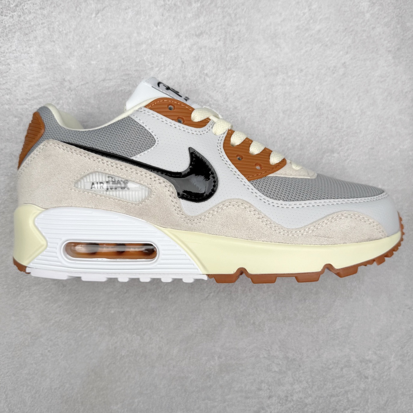 ＃MX版 NK Air MAX 90 气垫复古减震跑步鞋 IF5605-001 经典重温 独家陆续补货 外单专供大厂出品 品质稳定 一百余色 终端操作 Air Max 90于1990年推出 来自Air Max系列 在Air Max 1的基础上改进而得 增加了气垫面积 外型上也更为流线 最特別的就是加入了菱纹塑胶嵌板 为Air Max 90增添了许多潮流气息 皮革鞋面 造就出色耐穿性和支撑力 Max Air缓震配置搭配泡棉中底 令Air Max 90轻盈而舒适 华夫格橡胶外底 铸就Air Max 90非凡的抓地力 而Air Max 90不仅是一双跑鞋 它成功跨越了时间的演进 成为了球鞋文化与潮流圈中最熟为人知的鞋款之一 尺码：36 36.5 37.5 38 38.5 39 40 40.5 41 42 42.5 43 44 44.5 45-选品中心