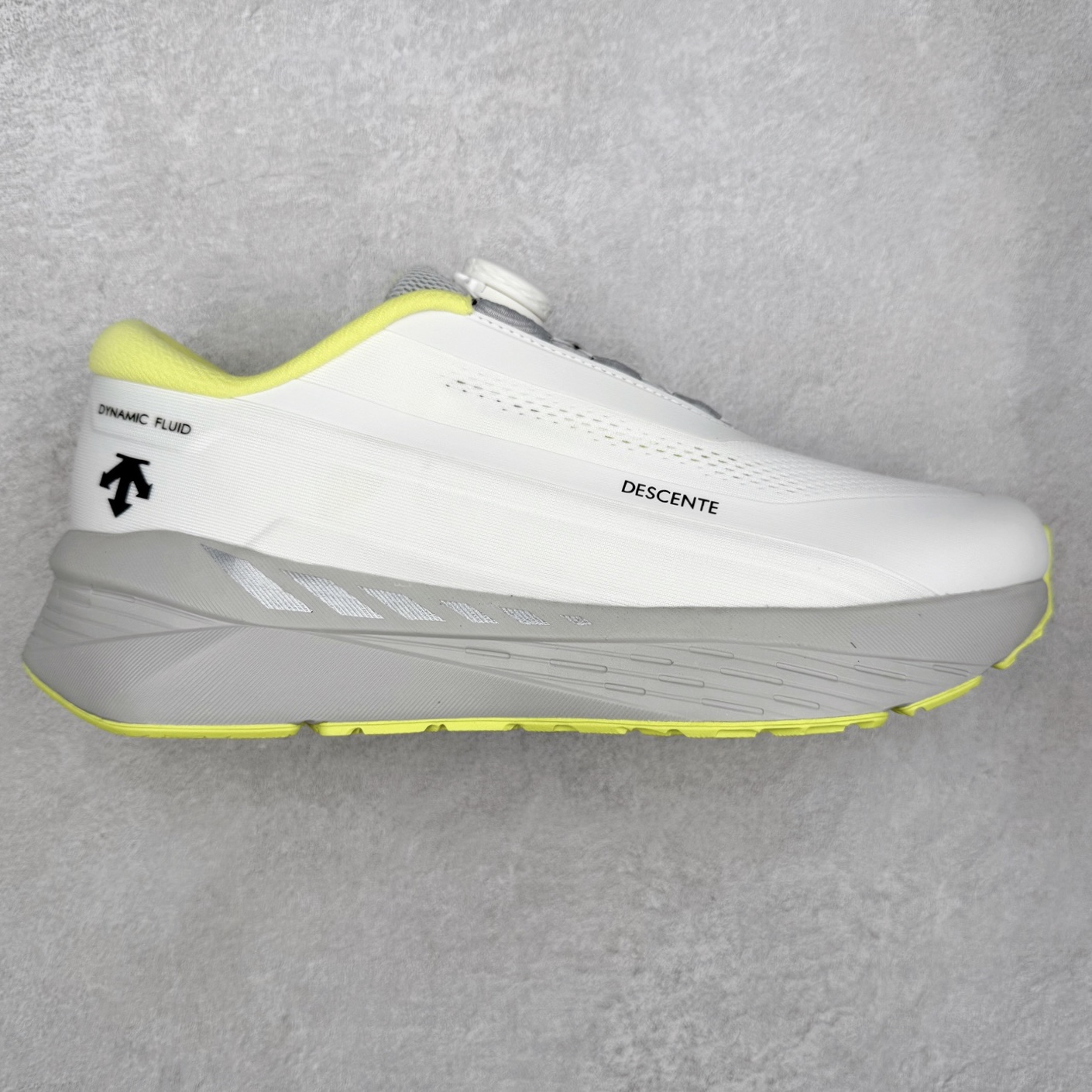 DESCENTE Enerzite 迪桑特舒适百搭织物耐磨回弹低帮跑步鞋 DESCENTE（迪桑特）创立于1935年，品牌名取自法语词汇，意为“滑降”。品牌箭头标识代表滑雪的三种技术“高速直线滑行”、“穿越”和“侧滑”，也寓意品牌在打造高端专业运动产品中不断追求完美的创新精神，致力于成为中国高端专业滑雪、综训、女子、铁人三项、高尔夫的第一品牌。实拍调校N版已经零色差零失真 百分百还原实物色彩所见即所得 不存在货不对板色差等低级问题 选购参考实物拍摄 不混卖不参货 只用心做好货严格选品 承诺混一赔十 尺码：36 36.5 37.5 38 38.5 39 40 40.5 41 42 42.5 43 44 44.5 45-选品中心