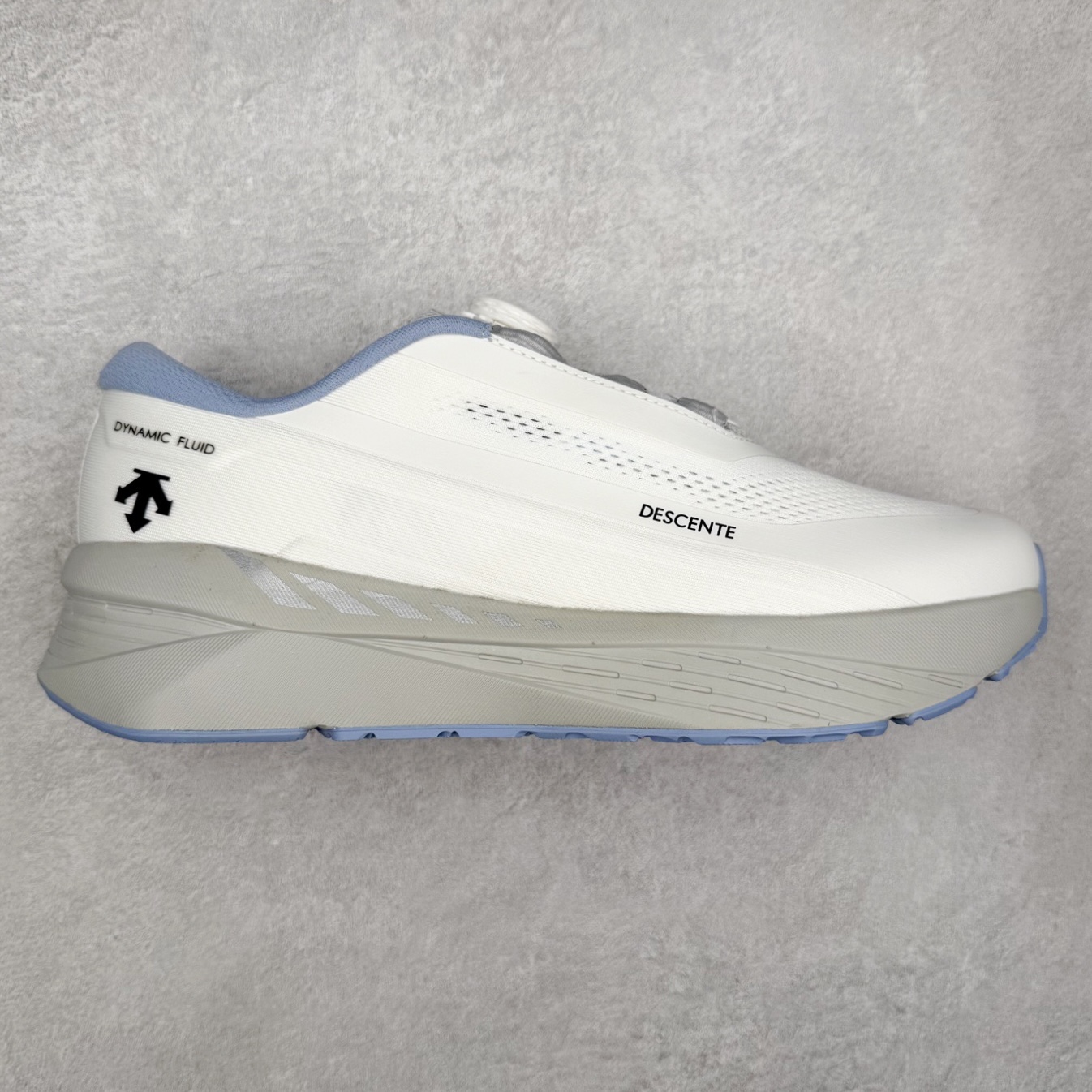 DESCENTE Enerzite 迪桑特舒适百搭织物耐磨回弹低帮跑步鞋 DESCENTE（迪桑特）创立于1935年，品牌名取自法语词汇，意为“滑降”。品牌箭头标识代表滑雪的三种技术“高速直线滑行”、“穿越”和“侧滑”，也寓意品牌在打造高端专业运动产品中不断追求完美的创新精神，致力于成为中国高端专业滑雪、综训、女子、铁人三项、高尔夫的第一品牌。实拍调校N版已经零色差零失真 百分百还原实物色彩所见即所得 不存在货不对板色差等低级问题 选购参考实物拍摄 不混卖不参货 只用心做好货严格选品 承诺混一赔十 尺码：36 36.5 37.5 38 38.5 39 40 40.5 41 42 42.5 43 44 44.5 45-选品中心