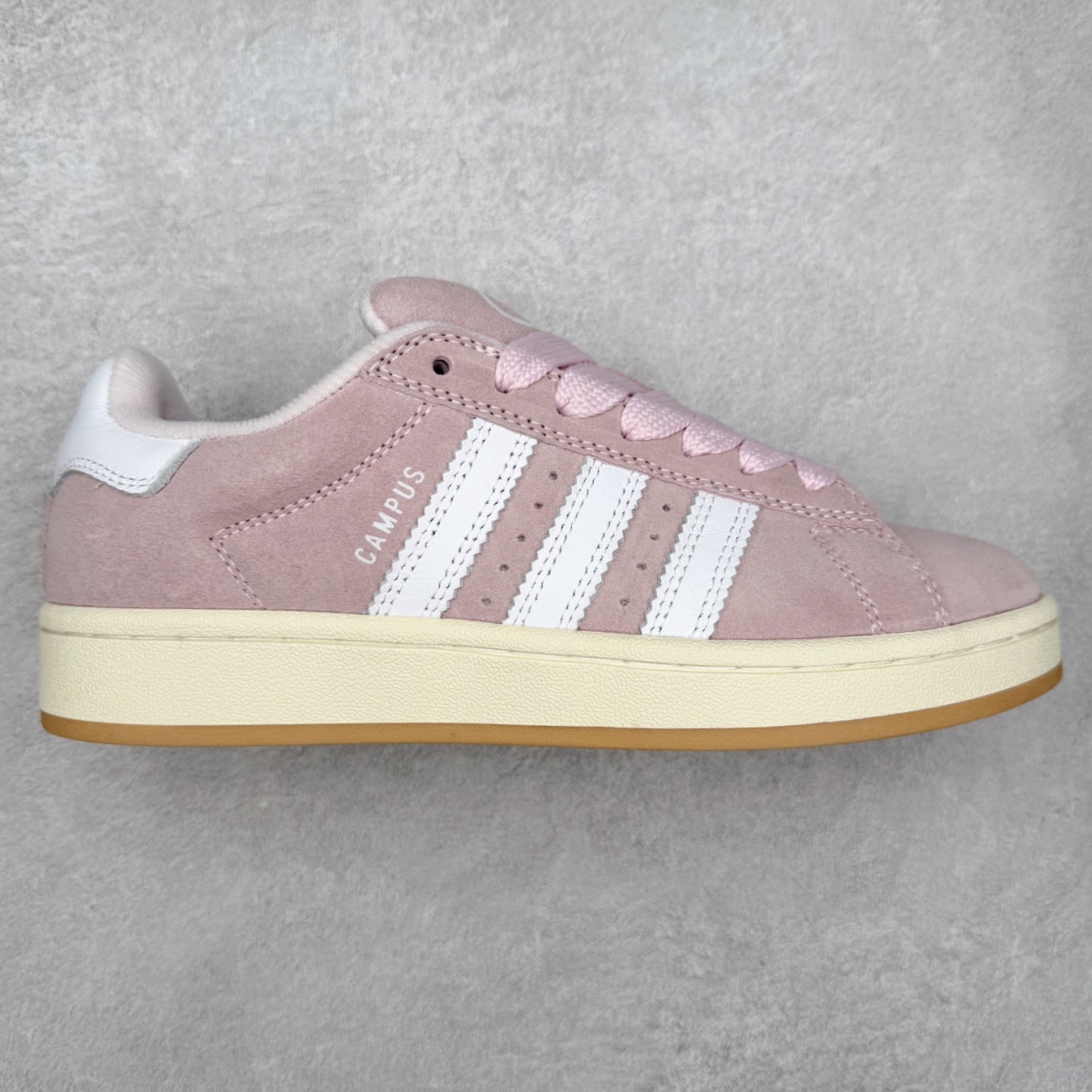 ＃C版纯原 AD Originals Campus 00s 学院系列面包风经典复古低帮百搭休闲运动板鞋 原鞋开发 正确版型 市面唯一全鞋采用原厂头层SD皮料 正确宽版鞋盒 清洁度完美 诠释最高工艺 这次 Originals 选择了以经典复古鞋型 Campus 为蓝本打造全新面包鞋 这款鞋型联名不断 冠希当年对它更是钟爱有加 论牌面丝毫不输贝壳头、Forum 等大热鞋型 这次 Campus 一改 80 年代的瘦长造型 鞋舌、鞋身、鞋底甚至细节都变大了 营造出千禧年前后流行的面包鞋宽大廓形 因此鞋名改为 Campus 00s 鞋身采用绒面皮料搭配白色常规皮革 质感上还是延续了经典 Campus 的设计 鞋舌填充更加饱满 让鞋款整体看起来更加圆润 搭配上这款浅蓝配色 「蓝胖子」造型真的很可爱 鞋舌还加入了与以往 Campus 不同的全新三叶草 Logo 令造型更具千禧气息 鞋带也采用了加宽的设计 如果你不喜欢 这次还附送了传统鞋带可以替换 鞋底采用了米黄做旧设计 凸显鞋款的复古年代感 除了清新可人的浅蓝配色 还有一款酷灰配色 造型更加硬朗复古 而且相比浅蓝配色更加耐脏 尺码：36 36⅔ 37⅓ 38 38⅔ 39⅓ 40 40⅔ 41⅓ 42 42⅔ 43⅓ 44 44 ⅓ 45-选品中心