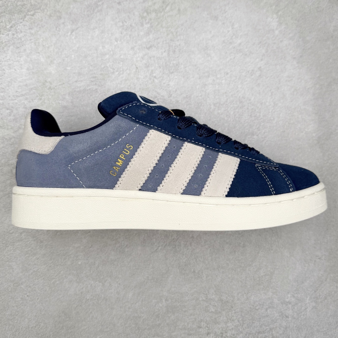 ＃C版纯原 AD Originals Campus 00s 学院系列面包风经典复古低帮百搭休闲运动板鞋 原鞋开发 正确版型 市面唯一全鞋采用原厂头层SD皮料 正确宽版鞋盒 清洁度完美 诠释最高工艺 这次 Originals 选择了以经典复古鞋型 Campus 为蓝本打造全新面包鞋 这款鞋型联名不断 冠希当年对它更是钟爱有加 论牌面丝毫不输贝壳头、Forum 等大热鞋型 这次 Campus 一改 80 年代的瘦长造型 鞋舌、鞋身、鞋底甚至细节都变大了 营造出千禧年前后流行的面包鞋宽大廓形 因此鞋名改为 Campus 00s 鞋身采用绒面皮料搭配白色常规皮革 质感上还是延续了经典 Campus 的设计 鞋舌填充更加饱满 让鞋款整体看起来更加圆润 搭配上这款浅蓝配色 「蓝胖子」造型真的很可爱 鞋舌还加入了与以往 Campus 不同的全新三叶草 Logo 令造型更具千禧气息 鞋带也采用了加宽的设计 如果你不喜欢 这次还附送了传统鞋带可以替换 鞋底采用了米黄做旧设计 凸显鞋款的复古年代感 除了清新可人的浅蓝配色 还有一款酷灰配色 造型更加硬朗复古 而且相比浅蓝配色更加耐脏 尺码：36 36⅔ 37⅓ 38 38⅔ 39⅓ 40 40⅔ 41⅓ 42 42⅔ 43⅓ 44 44 ⅓ 45-选品中心