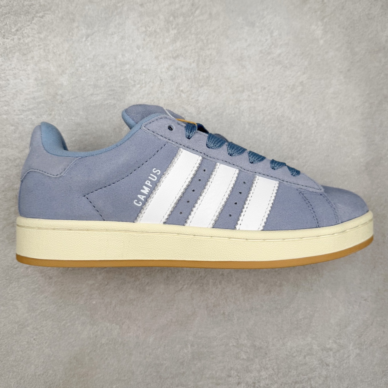 ＃C版纯原 AD Originals Campus 00s 学院系列面包风经典复古低帮百搭休闲运动板鞋 原鞋开发 正确版型 市面唯一全鞋采用原厂头层SD皮料 正确宽版鞋盒 清洁度完美 诠释最高工艺 这次 Originals 选择了以经典复古鞋型 Campus 为蓝本打造全新面包鞋 这款鞋型联名不断 冠希当年对它更是钟爱有加 论牌面丝毫不输贝壳头、Forum 等大热鞋型 这次 Campus 一改 80 年代的瘦长造型 鞋舌、鞋身、鞋底甚至细节都变大了 营造出千禧年前后流行的面包鞋宽大廓形 因此鞋名改为 Campus 00s 鞋身采用绒面皮料搭配白色常规皮革 质感上还是延续了经典 Campus 的设计 鞋舌填充更加饱满 让鞋款整体看起来更加圆润 搭配上这款浅蓝配色 「蓝胖子」造型真的很可爱 鞋舌还加入了与以往 Campus 不同的全新三叶草 Logo 令造型更具千禧气息 鞋带也采用了加宽的设计 如果你不喜欢 这次还附送了传统鞋带可以替换 鞋底采用了米黄做旧设计 凸显鞋款的复古年代感 除了清新可人的浅蓝配色 还有一款酷灰配色 造型更加硬朗复古 而且相比浅蓝配色更加耐脏 尺码：36 36⅔ 37⅓ 38 38⅔ 39⅓ 40 40⅔ 41⅓ 42 42⅔ 43⅓ 44 44 ⅓ 45-选品中心