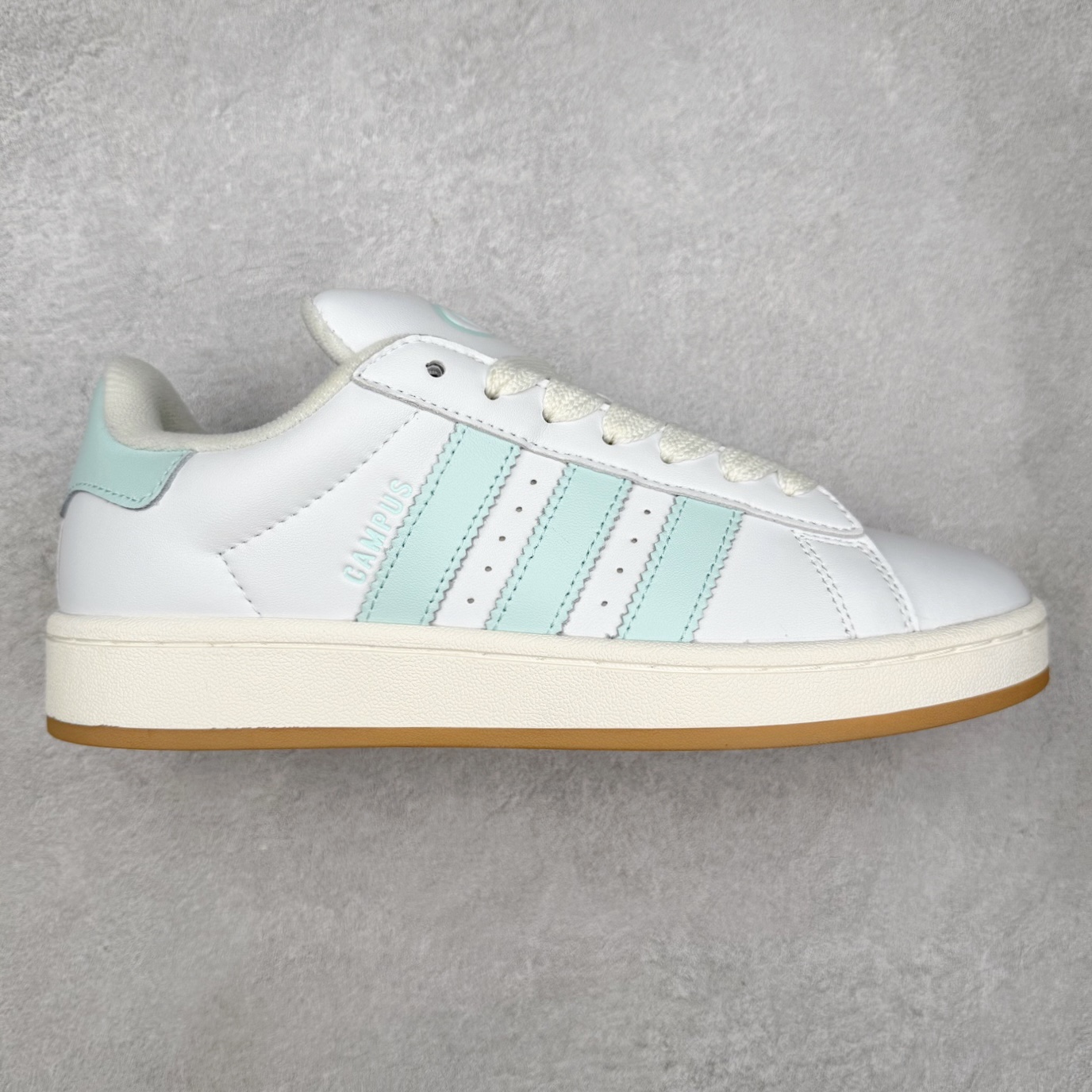 ＃C版纯原 AD Originals Campus 00s 学院系列面包风经典复古低帮百搭休闲运动板鞋 原鞋开发 正确版型 市面唯一全鞋采用原厂头层SD皮料 正确宽版鞋盒 清洁度完美 诠释最高工艺 这次 Originals 选择了以经典复古鞋型 Campus 为蓝本打造全新面包鞋 这款鞋型联名不断 冠希当年对它更是钟爱有加 论牌面丝毫不输贝壳头、Forum 等大热鞋型 这次 Campus 一改 80 年代的瘦长造型 鞋舌、鞋身、鞋底甚至细节都变大了 营造出千禧年前后流行的面包鞋宽大廓形 因此鞋名改为 Campus 00s 鞋身采用绒面皮料搭配白色常规皮革 质感上还是延续了经典 Campus 的设计 鞋舌填充更加饱满 让鞋款整体看起来更加圆润 搭配上这款浅蓝配色 「蓝胖子」造型真的很可爱 鞋舌还加入了与以往 Campus 不同的全新三叶草 Logo 令造型更具千禧气息 鞋带也采用了加宽的设计 如果你不喜欢 这次还附送了传统鞋带可以替换 鞋底采用了米黄做旧设计 凸显鞋款的复古年代感 除了清新可人的浅蓝配色 还有一款酷灰配色 造型更加硬朗复古 而且相比浅蓝配色更加耐脏 尺码：36 36⅔ 37⅓ 38 38⅔ 39⅓ 40 40⅔ 41⅓ 42 42⅔ 43⅓ 44 44 ⅓ 45-选品中心