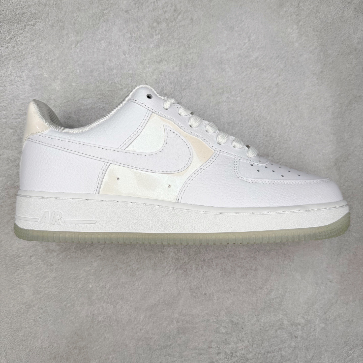 ＃XT纯原 NK Air Force 1 Low 空军一号时尚舒适防滑耐磨低帮板鞋 IH3204-100 顶级批次 2022全新楦头鞋型 鱼鳞大底 历时开发三个月 清洁度完美 二维码鞋标 内置芯片及solo气垫 大底高度及其弧度依照正品 钢印 logo刺绣 鞋口弧度 鞋头长度 鞋面冲孔 鞋垫背胶及钢印 完美鞋型对比正品 每一处都是细节满满 柔软、弹性十足的缓震性能和出色的中底设计 横跨复古与现代的外型结合 造就出风靡全球 三十多年的Force 1 直到今天还深受青睐 实拍调校N版已经零色差零失真 百分百还原实物色彩所见即所得 不存在货不对板色差等低级问题 选购参考实物拍摄 不混卖不参货 只用心做好货严格选品 承诺混一赔十 尺码：36 36.5 37.5 38 38.5 39 40 40.5 41 42 42.5 43 44 44.5 45-选品中心