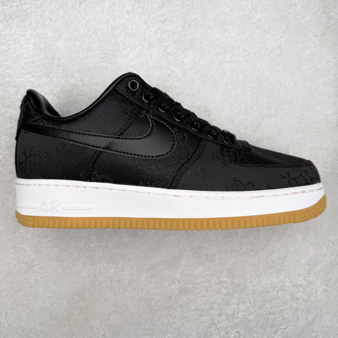 CLOT x Fragment Design x NK Air Force 1 Premium 空军一号联名闪电黑丝绸 CJ3986-001 全套原原楦纸版 越南原大装底 内置全气掌垫 采用韩原国装进口丝绸 内层采原用厂Sadisa头皮层料 双可层撕 可性玩极高 3D精准雕刻纹理晰清细致 全套同官步方原厂配件 附赠黄米鞋带 官正方确原盒包装 中底原拉厂帮 尺码：36 36.5 37.5 38 38.5 39 40 40.5 41 42 42.5 43 44 44.5 45 46-选品中心