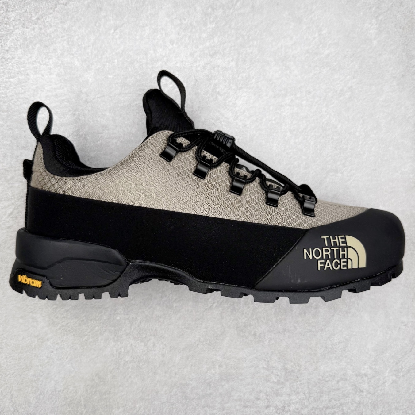 The North Face 北面 户外运动休闲登山鞋越野徒步鞋 大厂品质 面料采用进口牛皮 鞋底采用Vibram黄金大底 专门为鞋底设计的橡胶以出色的耐磨性 良好的防滑性或得不少户外运动爱好者的喜欢 专业户外登山品牌（北面）The North Face自1966年创立，由两位热爱登山徒步的年轻登山者于美西旧金山开创，不断透过研发与创新，并且将最先进的技术结合在服装与鞋款设计，生产多种外型帅气且专业能力非常强的户外运动装备而备受欢迎。 尺码：40-45-选品中心