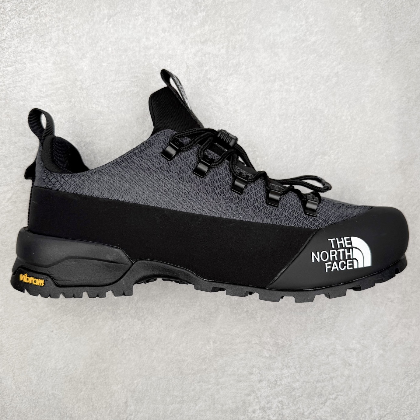 The North Face 北面 户外运动休闲登山鞋越野徒步鞋 大厂品质 面料采用进口牛皮 鞋底采用Vibram黄金大底 专门为鞋底设计的橡胶以出色的耐磨性 良好的防滑性或得不少户外运动爱好者的喜欢 专业户外登山品牌（北面）The North Face自1966年创立，由两位热爱登山徒步的年轻登山者于美西旧金山开创，不断透过研发与创新，并且将最先进的技术结合在服装与鞋款设计，生产多种外型帅气且专业能力非常强的户外运动装备而备受欢迎。 尺码：40-45-选品中心