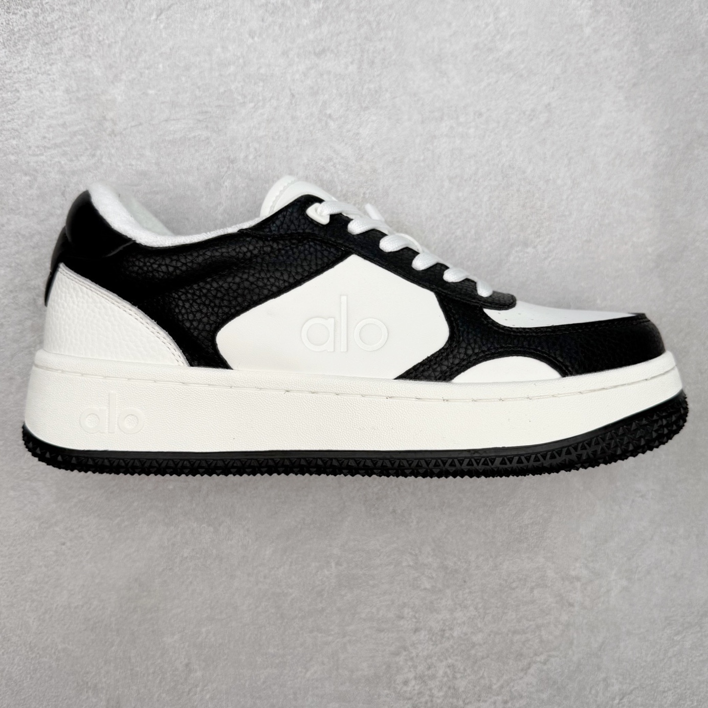 Alo yoga 易梦玲 Jisoo智秀 等多位明星同款上脚 主打各大平台外贸主推大厂采购原材料多处细节一步到位 生产细节 没得说 一款随意搭配的都好看的鞋子aIo采用增高4cm 主打熊猫色 春夏秋冬四季款 舒适简约板鞋 TPU防滑耐磨鞋底 #alo #alo女孩 #AIo #健身穿搭 #鞋子推荐 #板鞋 尺码：35 36 37 38 39 40 41 42 43 44 45-选品中心