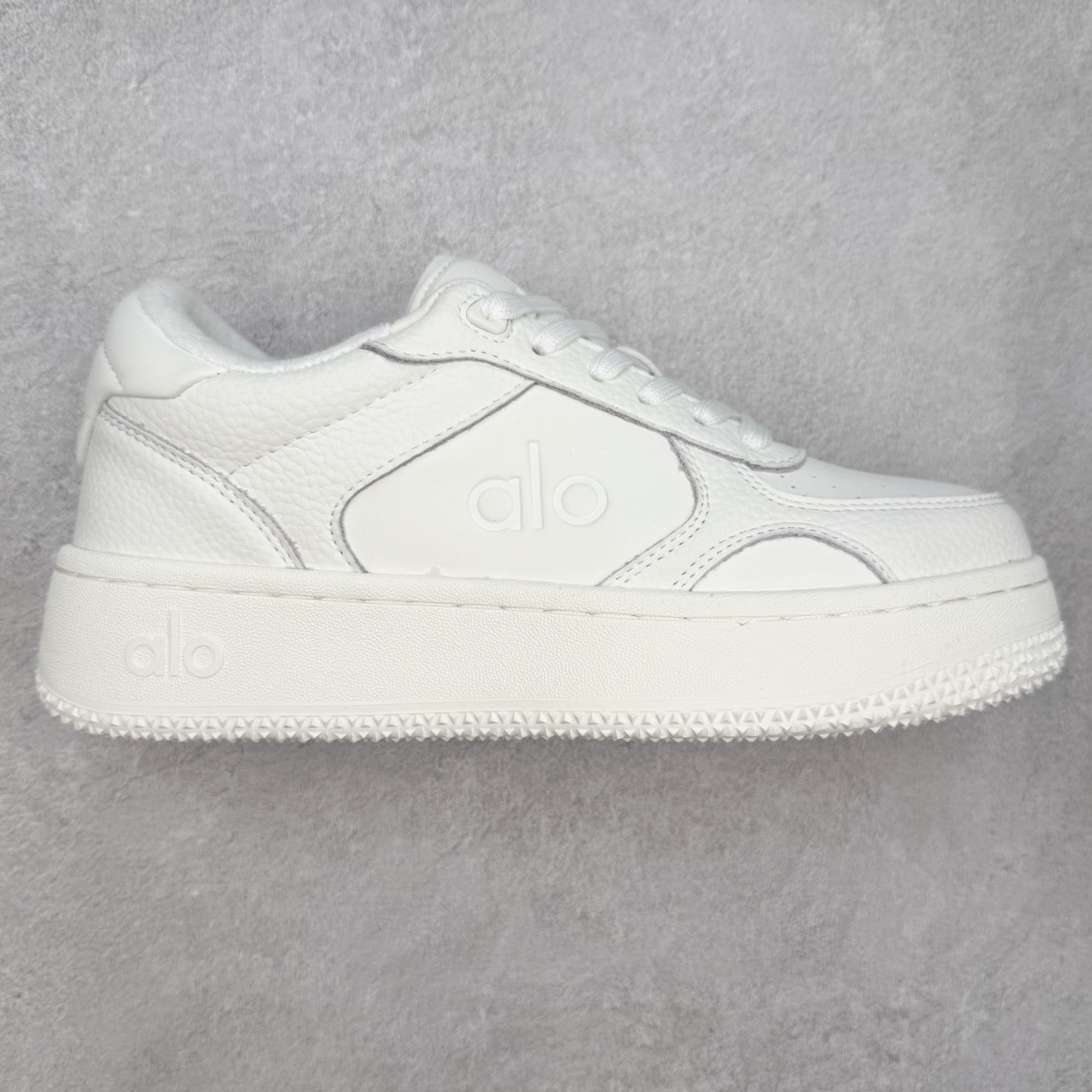 Alo yoga 易梦玲 Jisoo智秀 等多位明星同款上脚 主打各大平台外贸主推大厂采购原材料多处细节一步到位 生产细节 没得说 一款随意搭配的都好看的鞋子aIo采用增高4cm 主打熊猫色 春夏秋冬四季款 舒适简约板鞋 TPU防滑耐磨鞋底 #alo #alo女孩 #AIo #健身穿搭 #鞋子推荐 #板鞋 尺码:35 36 37 38 39 40 41 42 43 44 45-选品中心