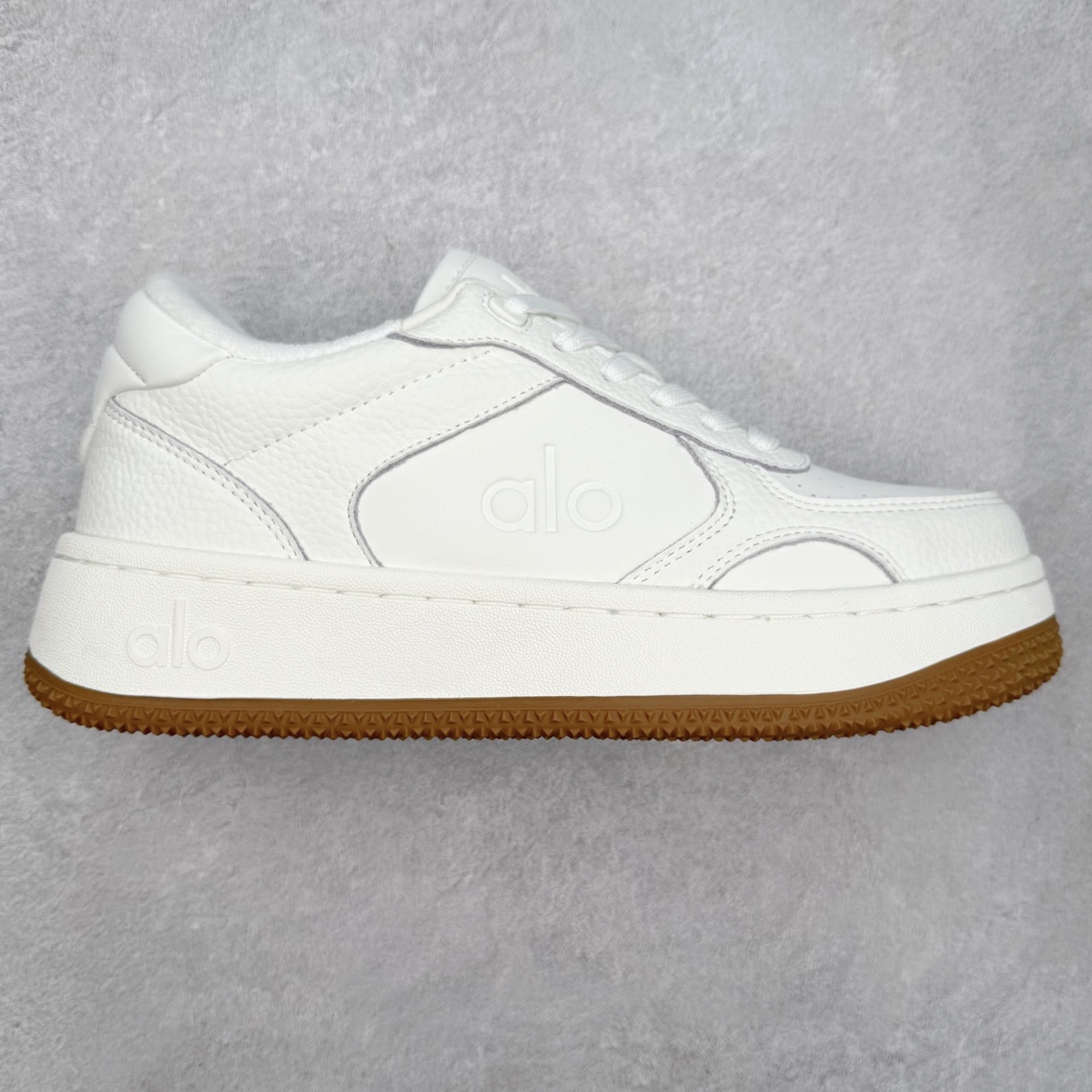 Alo yoga 易梦玲 Jisoo智秀 等多位明星同款上脚 主打各大平台外贸主推大厂采购原材料多处细节一步到位 生产细节 没得说 一款随意搭配的都好看的鞋子aIo采用增高4cm 主打熊猫色 春夏秋冬四季款 舒适简约板鞋 TPU防滑耐磨鞋底 #alo #alo女孩 #AIo #健身穿搭 #鞋子推荐 #板鞋 尺码:35 36 37 38 39 40 41 42 43 44 45-选品中心