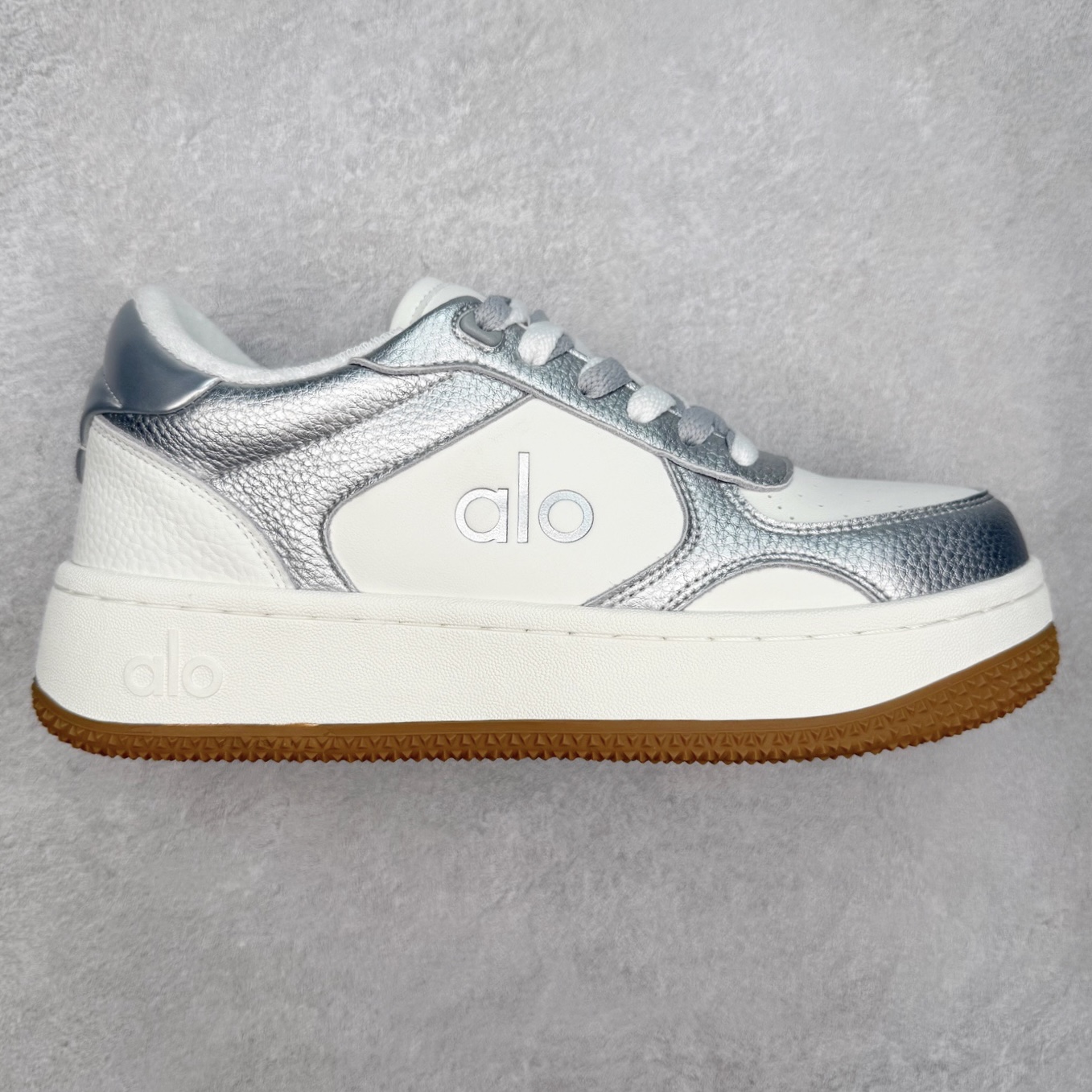 Alo yoga 易梦玲 Jisoo智秀 等多位明星同款上脚 主打各大平台外贸主推大厂采购原材料多处细节一步到位 生产细节 没得说 一款随意搭配的都好看的鞋子aIo采用增高4cm 主打熊猫色 春夏秋冬四季款 舒适简约板鞋 TPU防滑耐磨鞋底 #alo #alo女孩 #AIo #健身穿搭 #鞋子推荐 #板鞋 尺码:35 36 37 38 39 40 41 42 43 44 45-选品中心