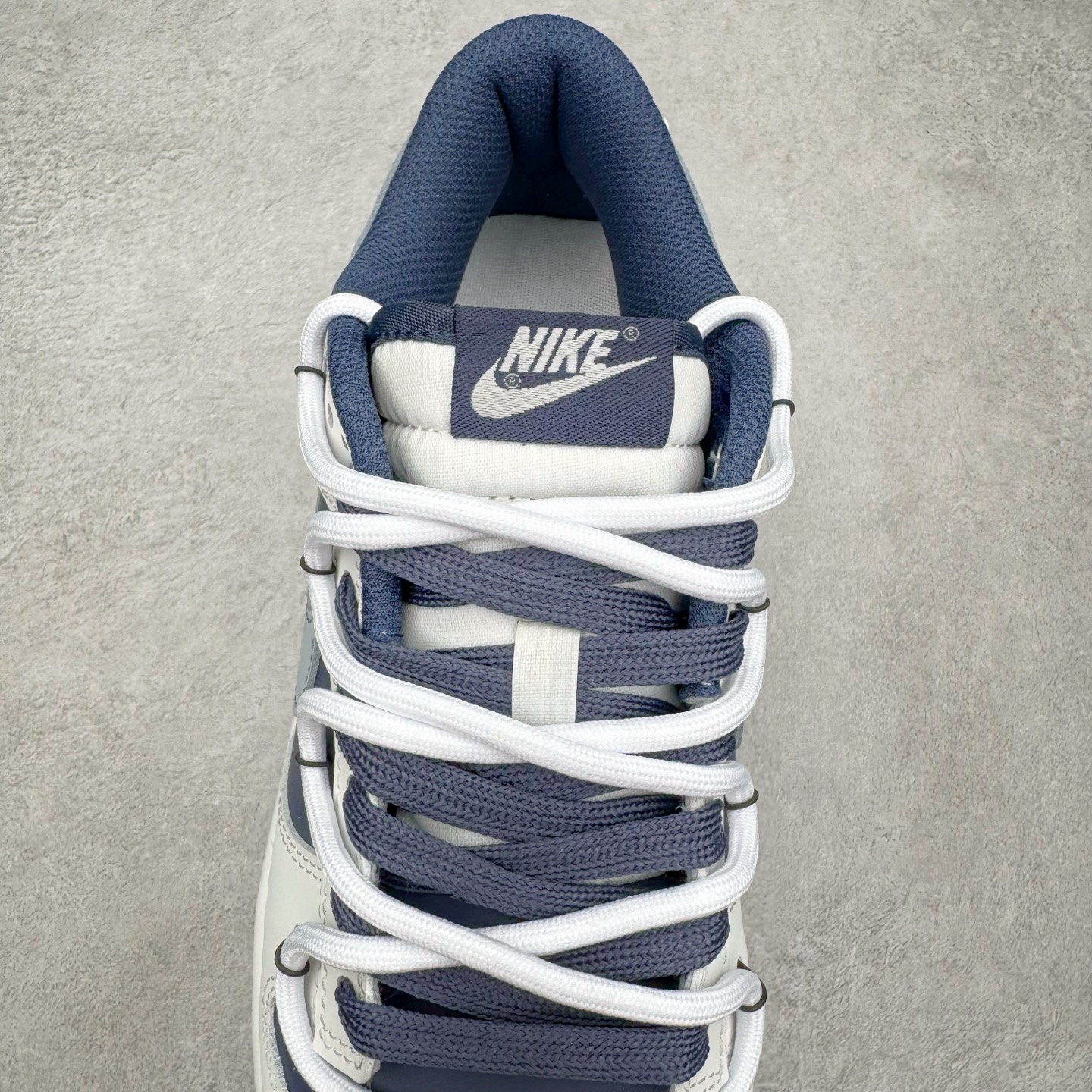 图片[5]-＃YC纯原 NK Dunk Low 北屿 WB0512-086 当纯白沙滩遇见深海之境，演绎低饱和碰撞高级街头美学。鞋面如北屿沙岸般细腻温润，深海蓝覆层似潮汐漫过礁石，灰蓝Swoosh如雾霭掠过海平面，低调却不失细节「WELLDONE」标识侧畔点睛，海军蓝鞋带系统与鞋舌标签呼应，赋予整体穿搭深海般的沉稳张力。定制系列天花板 无原鞋不开发 全系列得物原鞋一比一校对开发 配色持续更新中 终端对接 优势输出 全套原厂楦头原纸板数据档案倾力打造 原汁原味莞产 极致还原 圈内最强针车工艺 高端零售指定版 广东原厂配套原盒原标 鞋盒分三个尺码段 原厂冲刀 超高清洁度 全鞋零毛边皮料切割 采用原厂百宏鞋带以及原厂百宏织唛舌标 内标可供原厂几率过验 进口原装条纹中底布 四线拉帮白色点胶 原厂拉帮手法遵循公司 原厂电绣 极致还原 尺码：36 36.5 37.5 38 38.5 39 40 40.5 41 42 42.5 43 44 44.5 45 46-选品中心