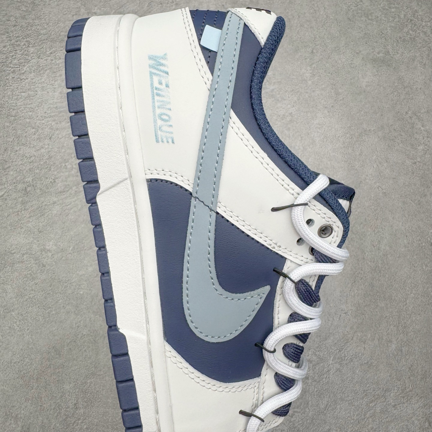 图片[6]-＃YC纯原 NK Dunk Low 北屿 WB0512-086 当纯白沙滩遇见深海之境，演绎低饱和碰撞高级街头美学。鞋面如北屿沙岸般细腻温润，深海蓝覆层似潮汐漫过礁石，灰蓝Swoosh如雾霭掠过海平面，低调却不失细节「WELLDONE」标识侧畔点睛，海军蓝鞋带系统与鞋舌标签呼应，赋予整体穿搭深海般的沉稳张力。定制系列天花板 无原鞋不开发 全系列得物原鞋一比一校对开发 配色持续更新中 终端对接 优势输出 全套原厂楦头原纸板数据档案倾力打造 原汁原味莞产 极致还原 圈内最强针车工艺 高端零售指定版 广东原厂配套原盒原标 鞋盒分三个尺码段 原厂冲刀 超高清洁度 全鞋零毛边皮料切割 采用原厂百宏鞋带以及原厂百宏织唛舌标 内标可供原厂几率过验 进口原装条纹中底布 四线拉帮白色点胶 原厂拉帮手法遵循公司 原厂电绣 极致还原 尺码：36 36.5 37.5 38 38.5 39 40 40.5 41 42 42.5 43 44 44.5 45 46-选品中心