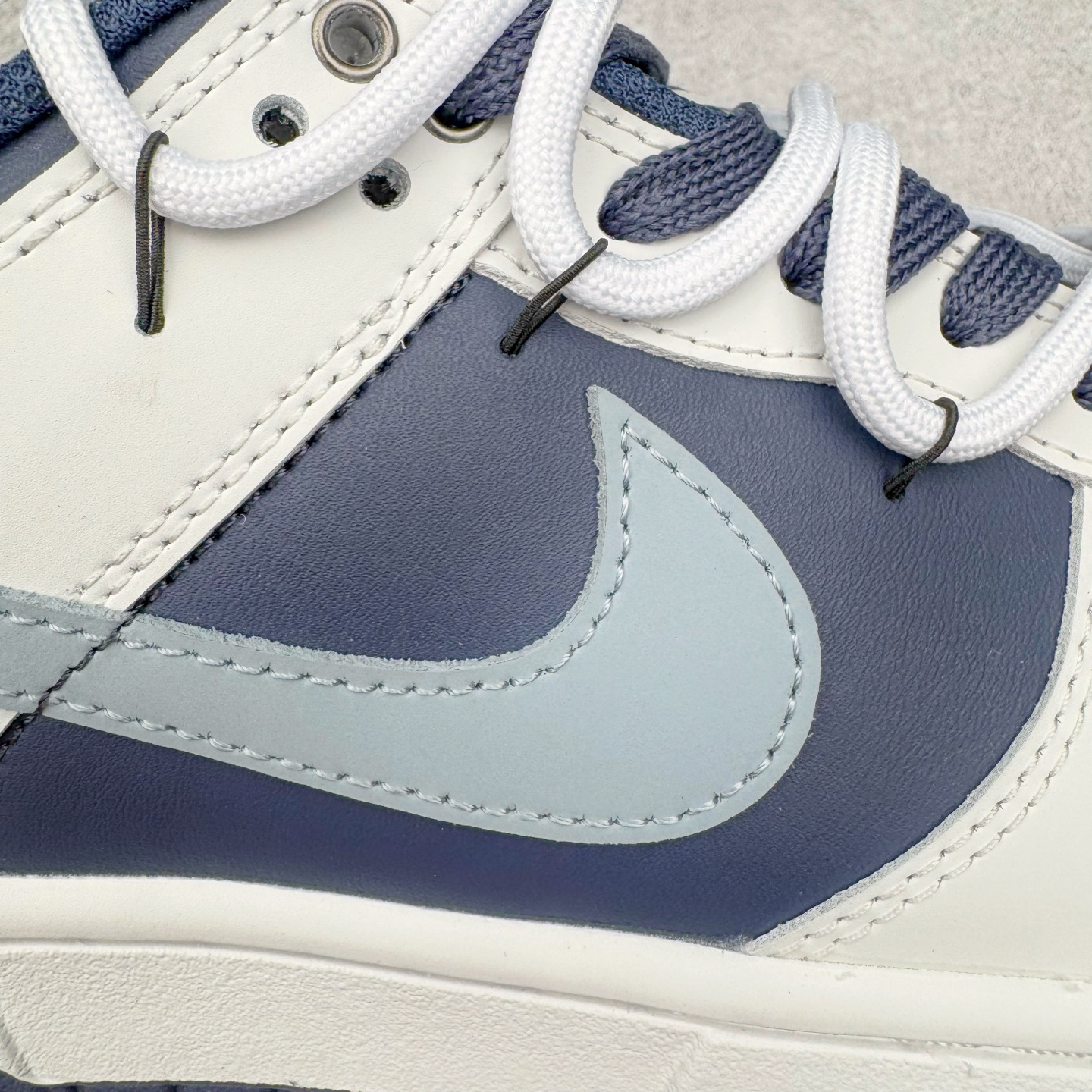 图片[19]-＃YC纯原 NK Dunk Low 北屿 WB0512-086 当纯白沙滩遇见深海之境，演绎低饱和碰撞高级街头美学。鞋面如北屿沙岸般细腻温润，深海蓝覆层似潮汐漫过礁石，灰蓝Swoosh如雾霭掠过海平面，低调却不失细节「WELLDONE」标识侧畔点睛，海军蓝鞋带系统与鞋舌标签呼应，赋予整体穿搭深海般的沉稳张力。定制系列天花板 无原鞋不开发 全系列得物原鞋一比一校对开发 配色持续更新中 终端对接 优势输出 全套原厂楦头原纸板数据档案倾力打造 原汁原味莞产 极致还原 圈内最强针车工艺 高端零售指定版 广东原厂配套原盒原标 鞋盒分三个尺码段 原厂冲刀 超高清洁度 全鞋零毛边皮料切割 采用原厂百宏鞋带以及原厂百宏织唛舌标 内标可供原厂几率过验 进口原装条纹中底布 四线拉帮白色点胶 原厂拉帮手法遵循公司 原厂电绣 极致还原 尺码：36 36.5 37.5 38 38.5 39 40 40.5 41 42 42.5 43 44 44.5 45 46-选品中心