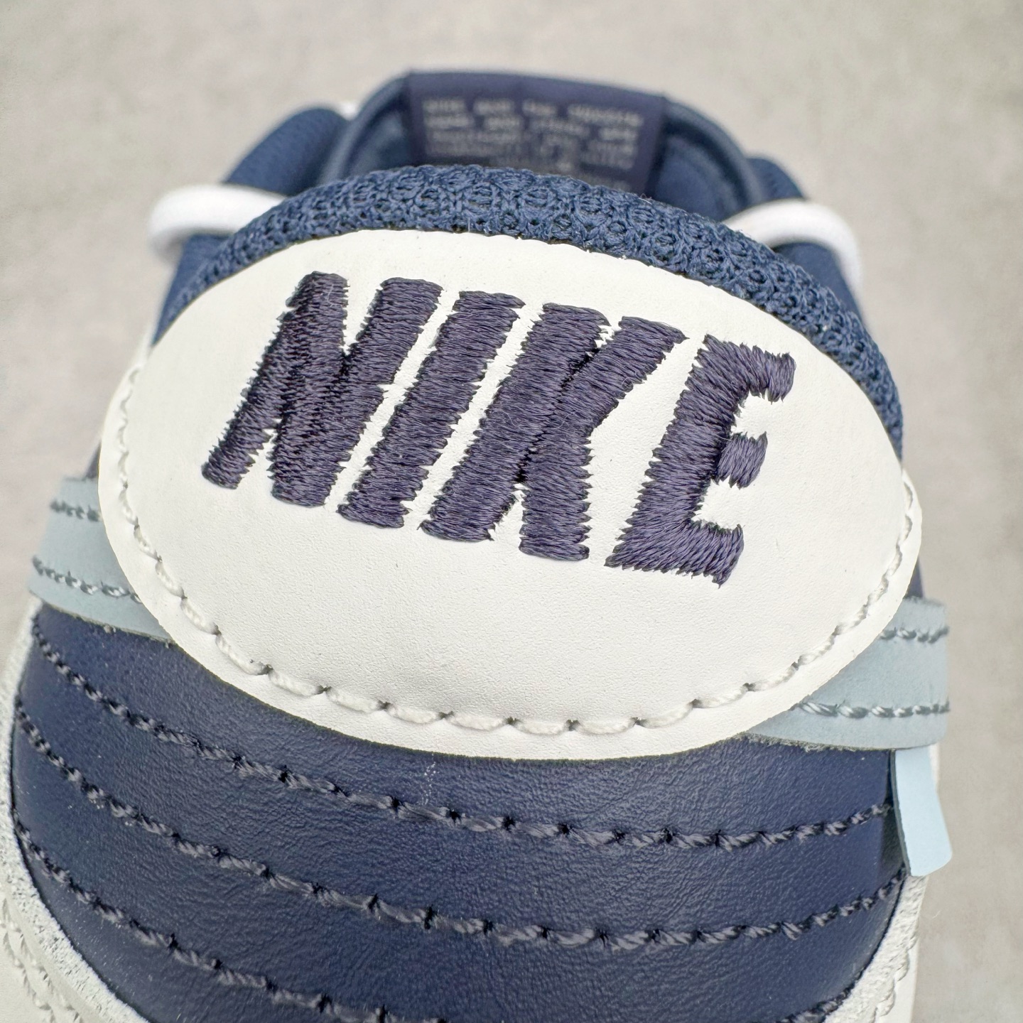 图片[15]-＃YC纯原 NK Dunk Low 北屿 WB0512-086 当纯白沙滩遇见深海之境，演绎低饱和碰撞高级街头美学。鞋面如北屿沙岸般细腻温润，深海蓝覆层似潮汐漫过礁石，灰蓝Swoosh如雾霭掠过海平面，低调却不失细节「WELLDONE」标识侧畔点睛，海军蓝鞋带系统与鞋舌标签呼应，赋予整体穿搭深海般的沉稳张力。定制系列天花板 无原鞋不开发 全系列得物原鞋一比一校对开发 配色持续更新中 终端对接 优势输出 全套原厂楦头原纸板数据档案倾力打造 原汁原味莞产 极致还原 圈内最强针车工艺 高端零售指定版 广东原厂配套原盒原标 鞋盒分三个尺码段 原厂冲刀 超高清洁度 全鞋零毛边皮料切割 采用原厂百宏鞋带以及原厂百宏织唛舌标 内标可供原厂几率过验 进口原装条纹中底布 四线拉帮白色点胶 原厂拉帮手法遵循公司 原厂电绣 极致还原 尺码：36 36.5 37.5 38 38.5 39 40 40.5 41 42 42.5 43 44 44.5 45 46-选品中心