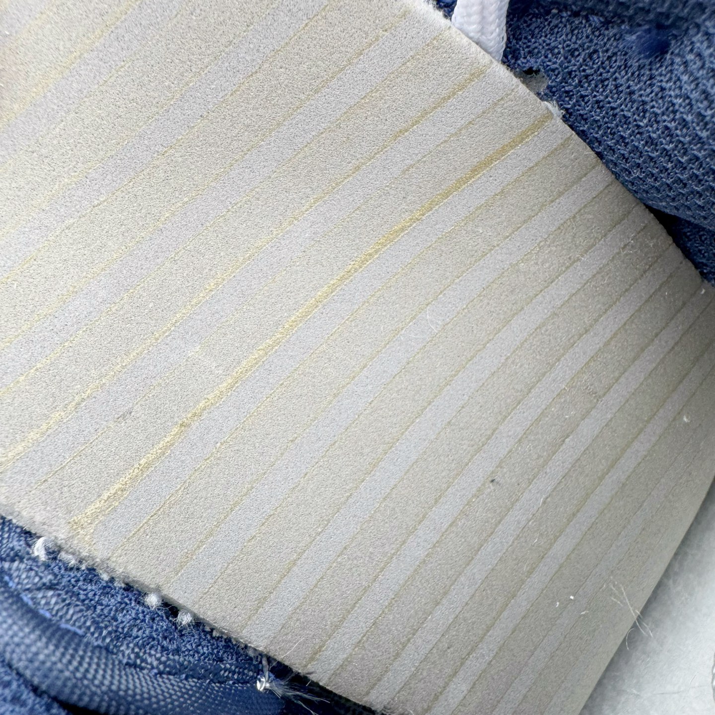 图片[10]-＃YC纯原 NK Dunk Low 北屿 WB0512-086 当纯白沙滩遇见深海之境，演绎低饱和碰撞高级街头美学。鞋面如北屿沙岸般细腻温润，深海蓝覆层似潮汐漫过礁石，灰蓝Swoosh如雾霭掠过海平面，低调却不失细节「WELLDONE」标识侧畔点睛，海军蓝鞋带系统与鞋舌标签呼应，赋予整体穿搭深海般的沉稳张力。定制系列天花板 无原鞋不开发 全系列得物原鞋一比一校对开发 配色持续更新中 终端对接 优势输出 全套原厂楦头原纸板数据档案倾力打造 原汁原味莞产 极致还原 圈内最强针车工艺 高端零售指定版 广东原厂配套原盒原标 鞋盒分三个尺码段 原厂冲刀 超高清洁度 全鞋零毛边皮料切割 采用原厂百宏鞋带以及原厂百宏织唛舌标 内标可供原厂几率过验 进口原装条纹中底布 四线拉帮白色点胶 原厂拉帮手法遵循公司 原厂电绣 极致还原 尺码：36 36.5 37.5 38 38.5 39 40 40.5 41 42 42.5 43 44 44.5 45 46-选品中心