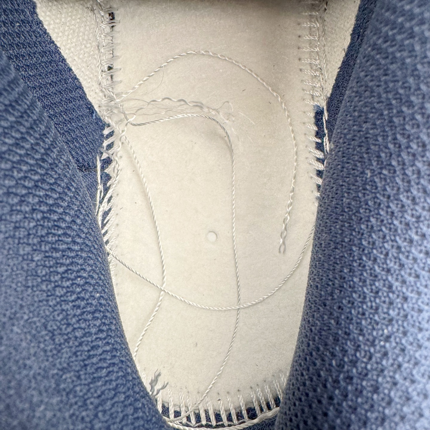 图片[11]-＃YC纯原 NK Dunk Low 北屿 WB0512-086 当纯白沙滩遇见深海之境，演绎低饱和碰撞高级街头美学。鞋面如北屿沙岸般细腻温润，深海蓝覆层似潮汐漫过礁石，灰蓝Swoosh如雾霭掠过海平面，低调却不失细节「WELLDONE」标识侧畔点睛，海军蓝鞋带系统与鞋舌标签呼应，赋予整体穿搭深海般的沉稳张力。定制系列天花板 无原鞋不开发 全系列得物原鞋一比一校对开发 配色持续更新中 终端对接 优势输出 全套原厂楦头原纸板数据档案倾力打造 原汁原味莞产 极致还原 圈内最强针车工艺 高端零售指定版 广东原厂配套原盒原标 鞋盒分三个尺码段 原厂冲刀 超高清洁度 全鞋零毛边皮料切割 采用原厂百宏鞋带以及原厂百宏织唛舌标 内标可供原厂几率过验 进口原装条纹中底布 四线拉帮白色点胶 原厂拉帮手法遵循公司 原厂电绣 极致还原 尺码：36 36.5 37.5 38 38.5 39 40 40.5 41 42 42.5 43 44 44.5 45 46-选品中心