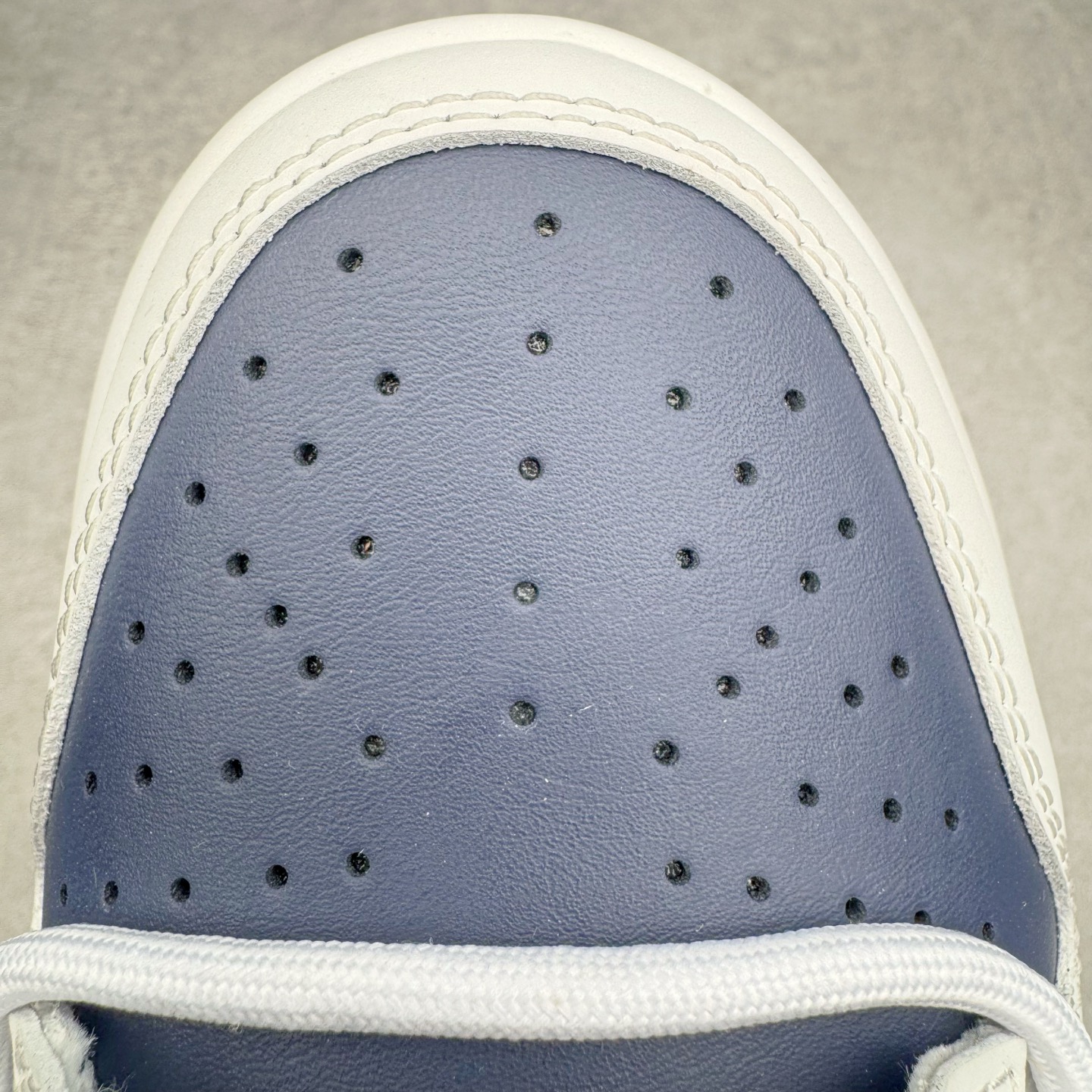 图片[14]-＃YC纯原 NK Dunk Low 北屿 WB0512-086 当纯白沙滩遇见深海之境，演绎低饱和碰撞高级街头美学。鞋面如北屿沙岸般细腻温润，深海蓝覆层似潮汐漫过礁石，灰蓝Swoosh如雾霭掠过海平面，低调却不失细节「WELLDONE」标识侧畔点睛，海军蓝鞋带系统与鞋舌标签呼应，赋予整体穿搭深海般的沉稳张力。定制系列天花板 无原鞋不开发 全系列得物原鞋一比一校对开发 配色持续更新中 终端对接 优势输出 全套原厂楦头原纸板数据档案倾力打造 原汁原味莞产 极致还原 圈内最强针车工艺 高端零售指定版 广东原厂配套原盒原标 鞋盒分三个尺码段 原厂冲刀 超高清洁度 全鞋零毛边皮料切割 采用原厂百宏鞋带以及原厂百宏织唛舌标 内标可供原厂几率过验 进口原装条纹中底布 四线拉帮白色点胶 原厂拉帮手法遵循公司 原厂电绣 极致还原 尺码：36 36.5 37.5 38 38.5 39 40 40.5 41 42 42.5 43 44 44.5 45 46-选品中心